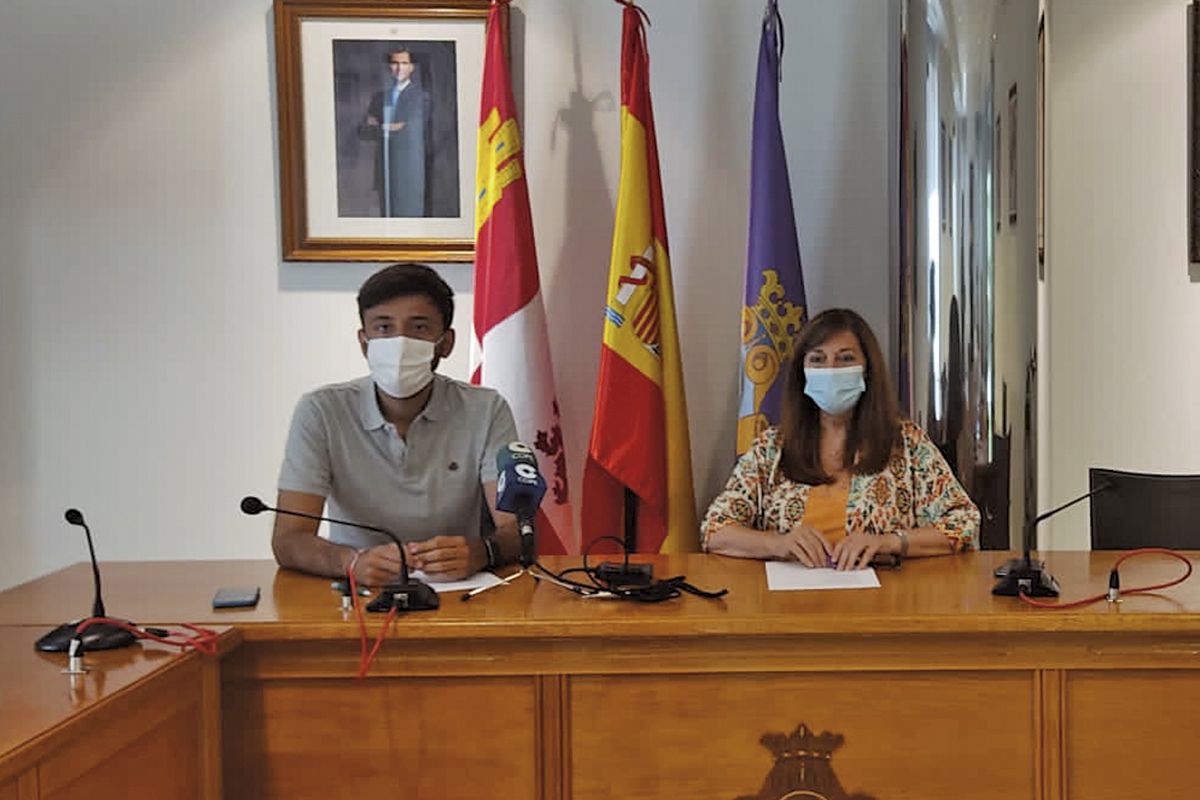 El concejal de Festejos, Francisco Diaz, y la alcaldesa, Carmen Ávila, en la presentación del Mercado barroco de Peñaranda