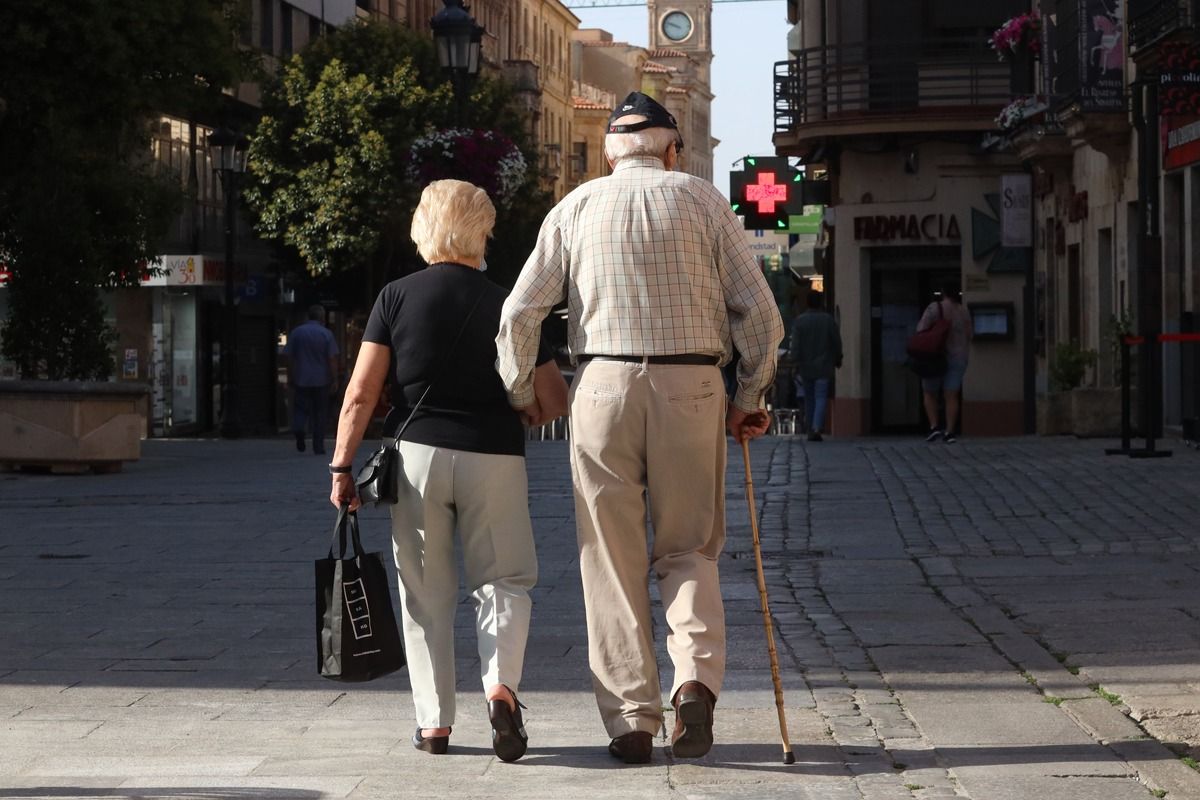 Imagen de archivo: Una pareja de ancianos pasean por la calle Zamora