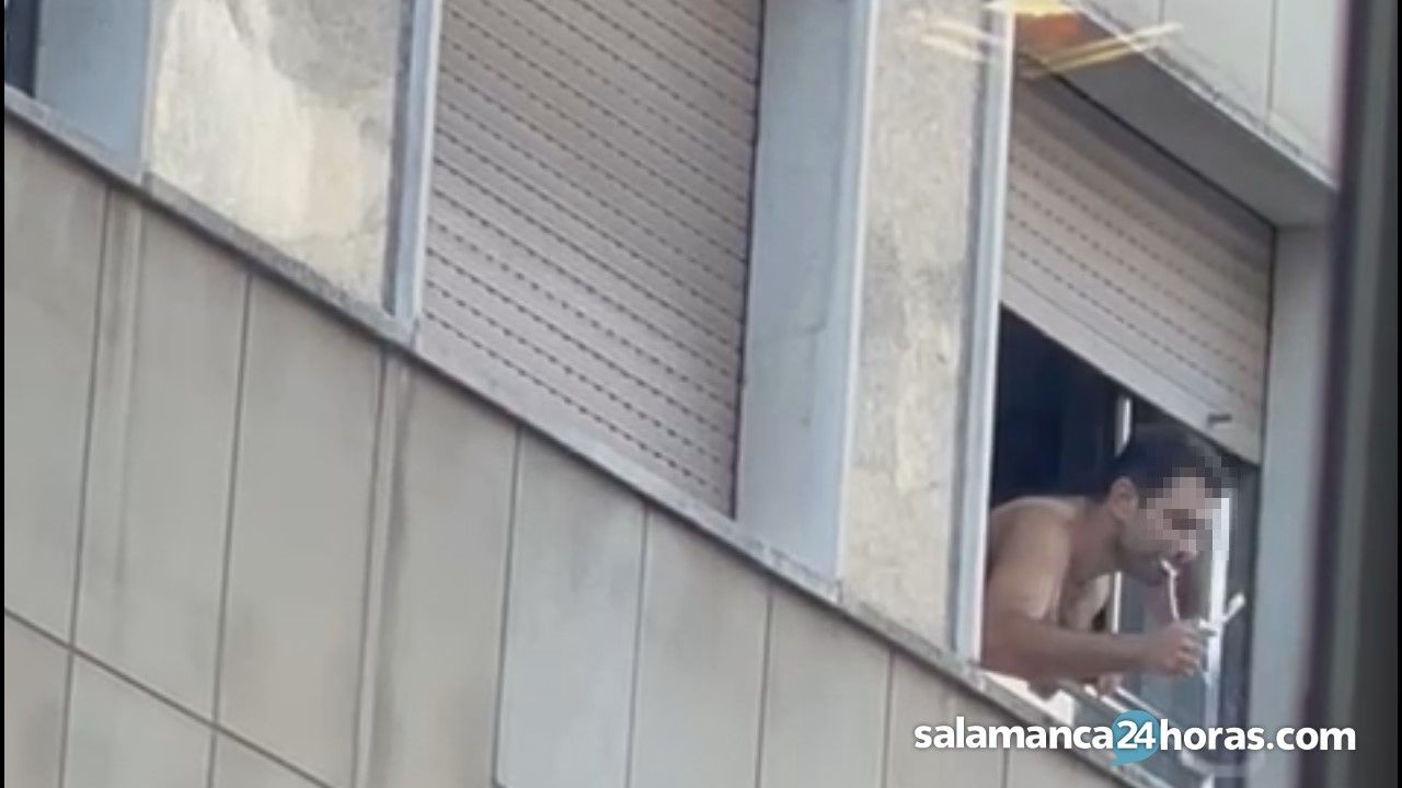 VÍDEO | Guarradas desde la ventana en pleno centro de Salamanca: se lava  los dientes y escupe a la calle desde un segundo piso