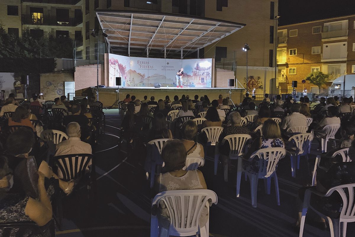 El parque de la Huerta en Peñaranda ha acogido el espectáculo de humor de los cómicos Sara Escudero y Sergio Encinas