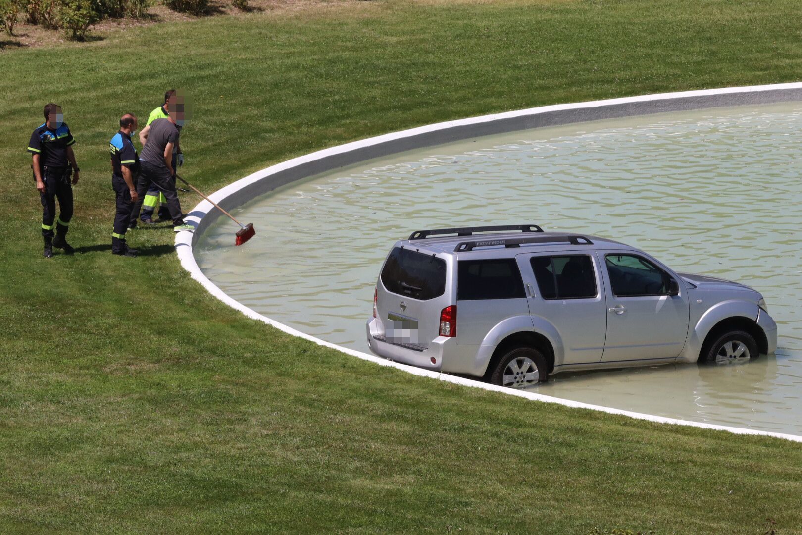 Un coche acaba en la fuente de la Glorieta de Vettones y Vacceos (2)