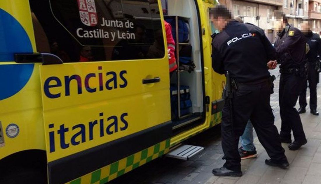 Imagen de archivo de la Policía conduciendo a una persona a la ambulancia.