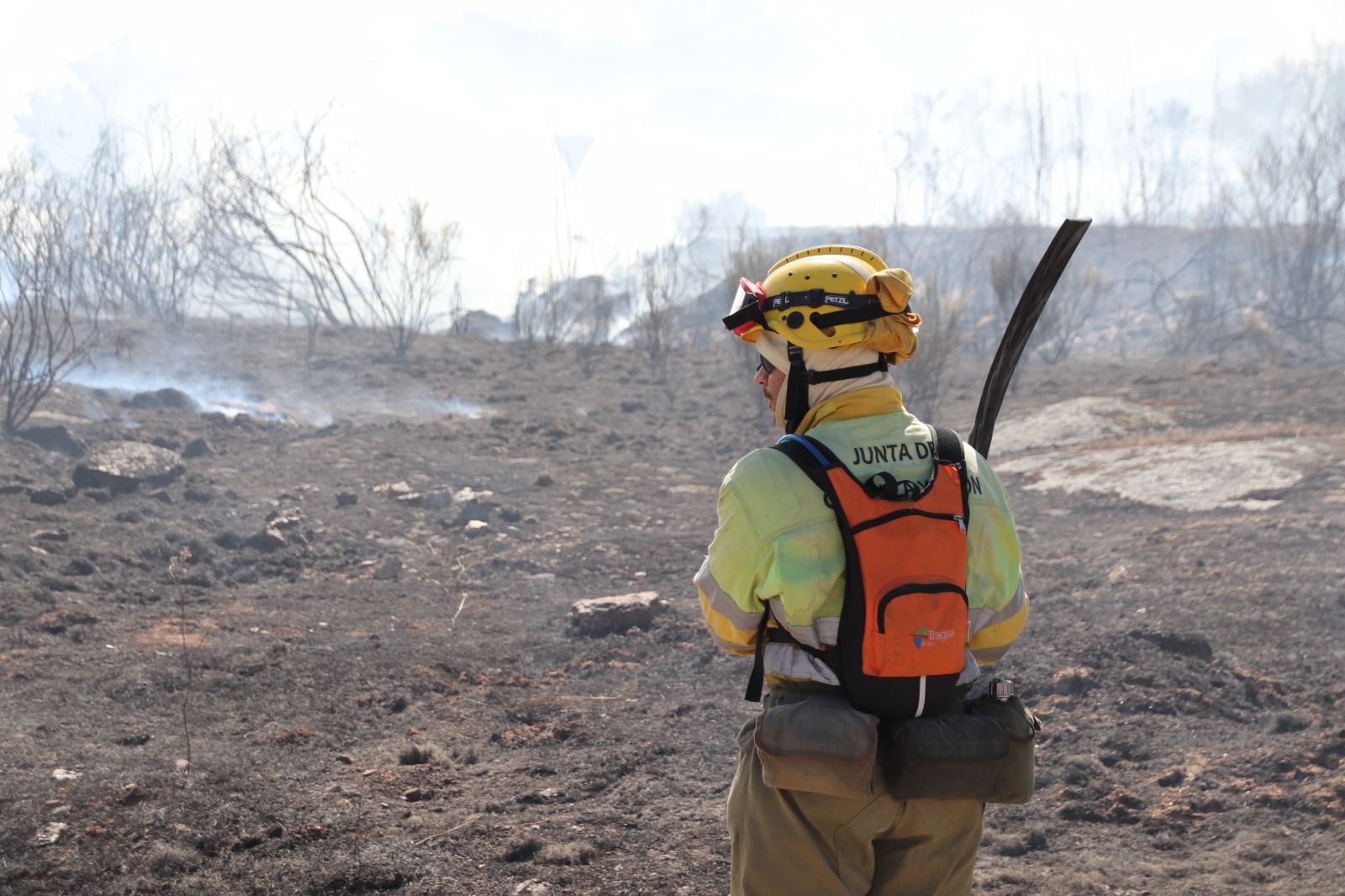 Labores de extinción del incendio de San Felices (21)