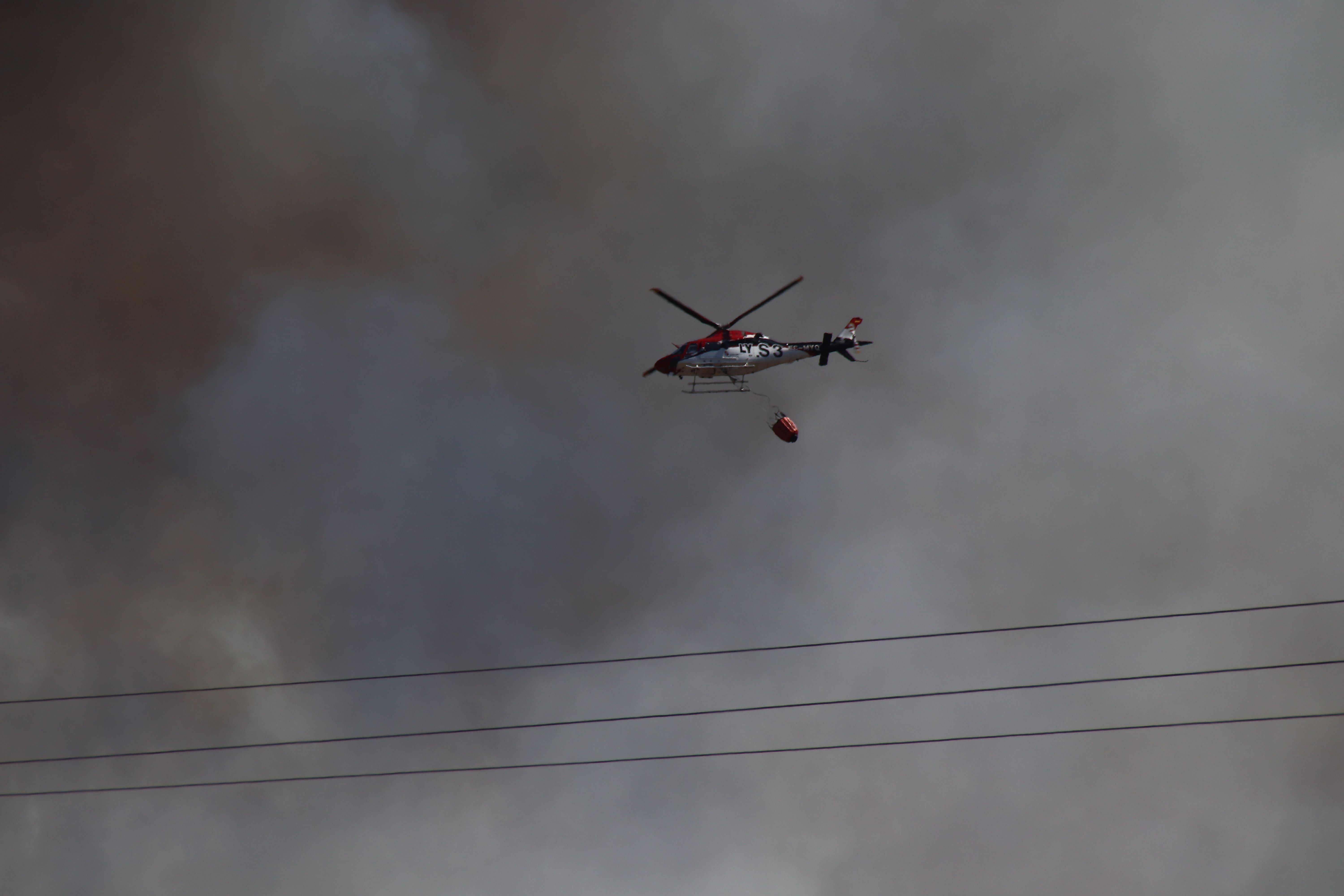 Un helicóptero en el incendio de San Felices de los Gallegos | Foto: S24H