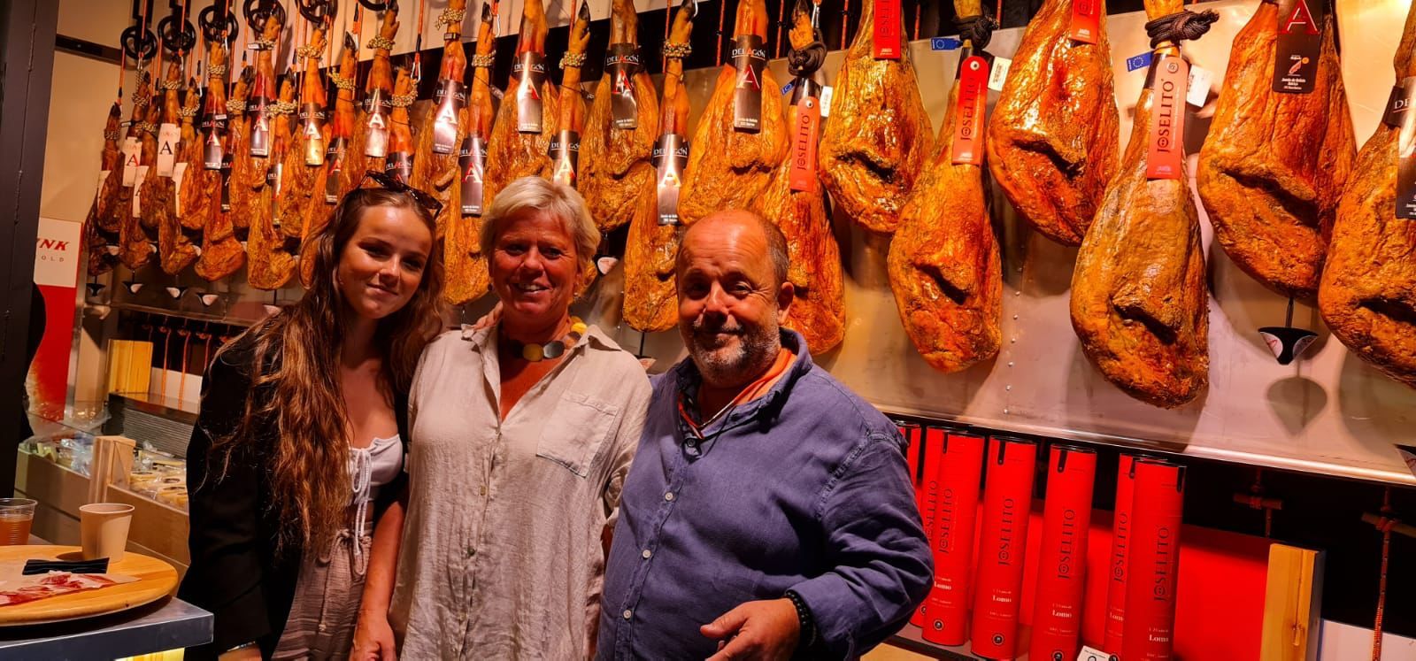 Ramón Benito de la Lastra, propietario, junto con su mujer e hija, Helena y Alba