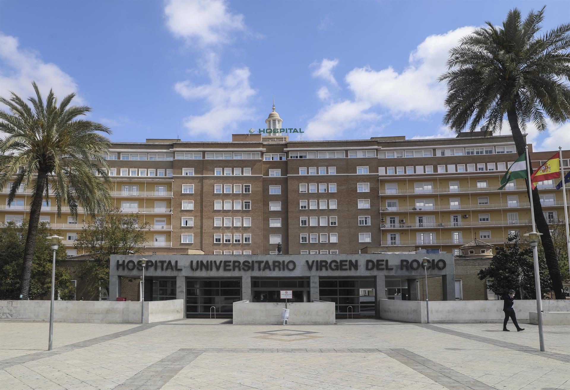 Fachada del Hospital Universitario Virgen del Rocío al final de la segunda semana del estado de alarma por coronavirus, Covid 19. Foto EP.