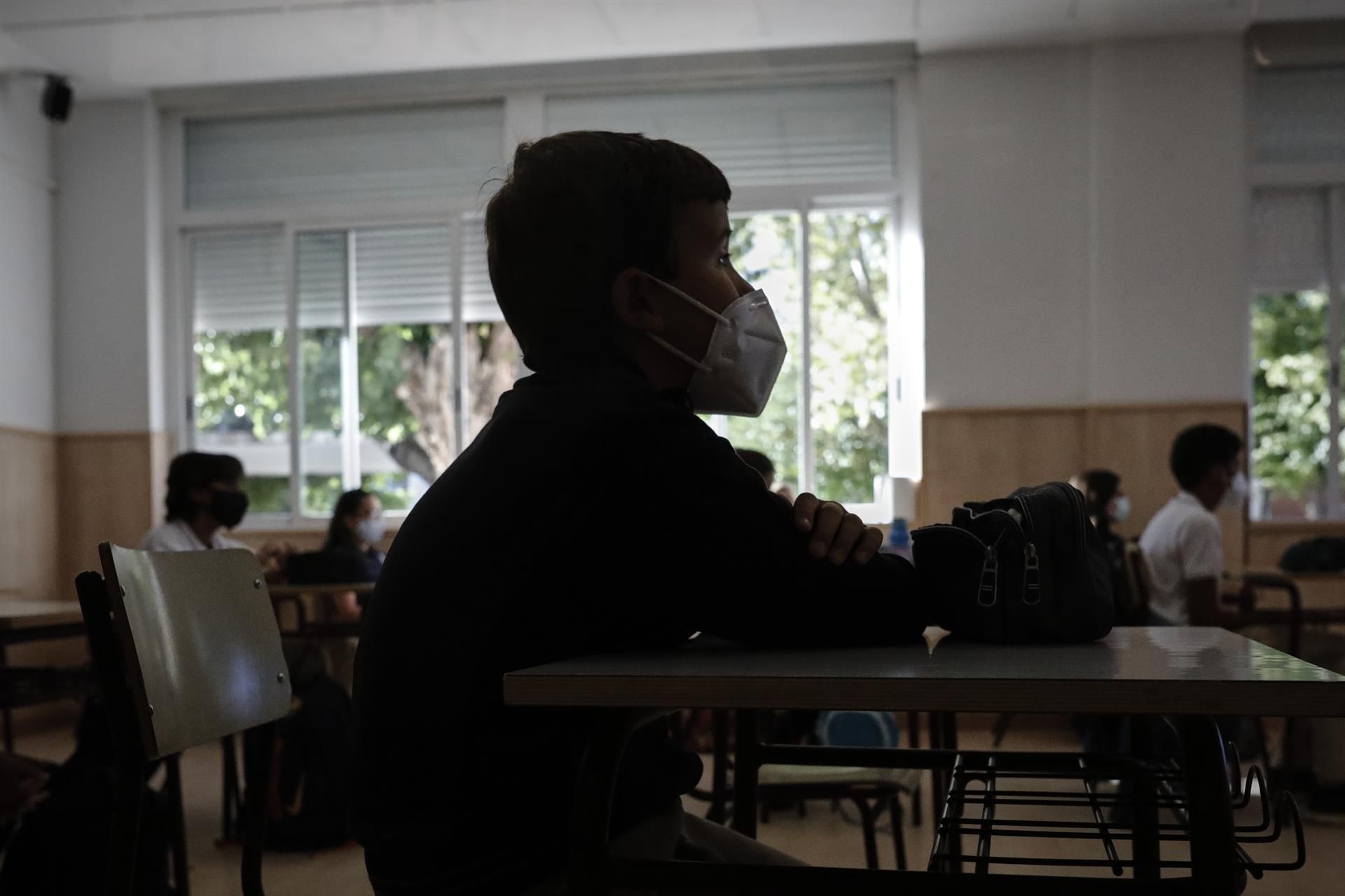 Un niño cn mascarilla en el colegio. | EP