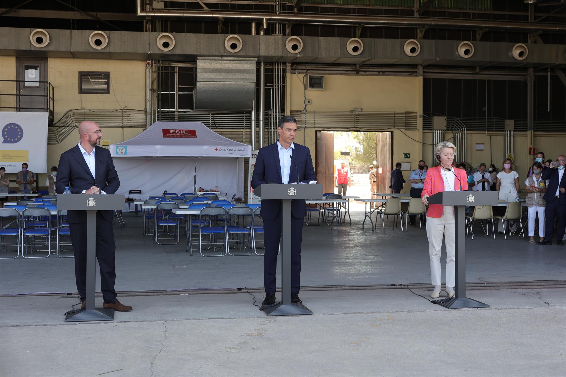 El presidente del Consejo Europeo, Charles Michel; el presidente del Gobierno, Pedro Sánchez, y la presidenta de la Comisión Europea, Ursula von der Leyen, en Torrejón de Ardoz. Ep