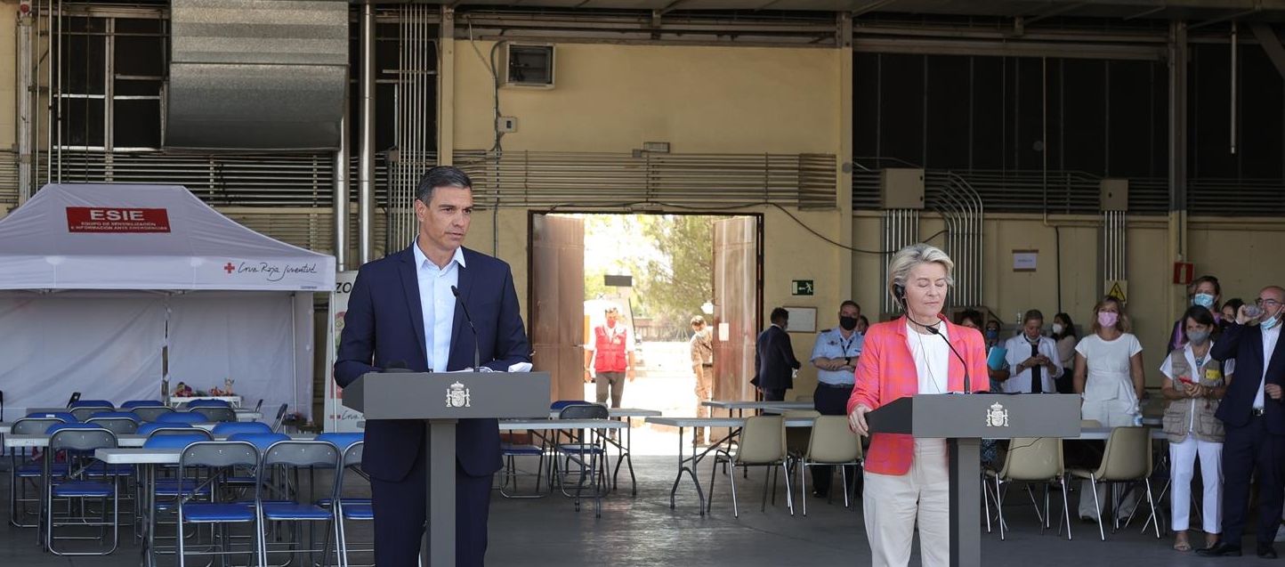 El presidente de España y la presidenta de la Comisión Europea en la base de Torrejón de Ardoz. EP