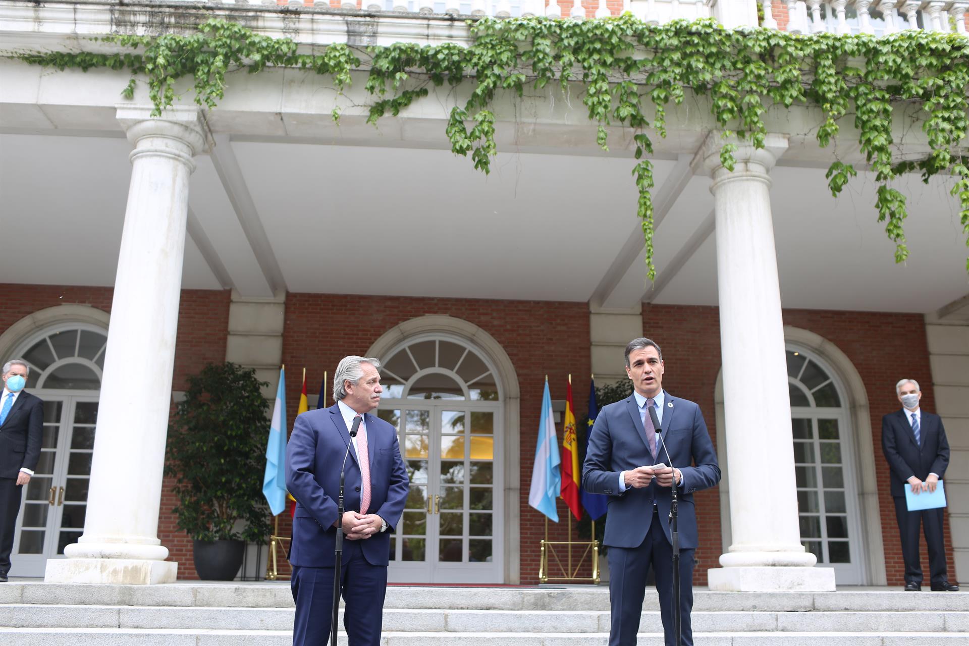 El presidente de la República Argentina, Alberto Fernández (i) y el presidente del Gobierno, Pedro Sánchez (d) intervienen en el Complejo de la Moncloa, a 11 de mayo de 2021. Foto EP.