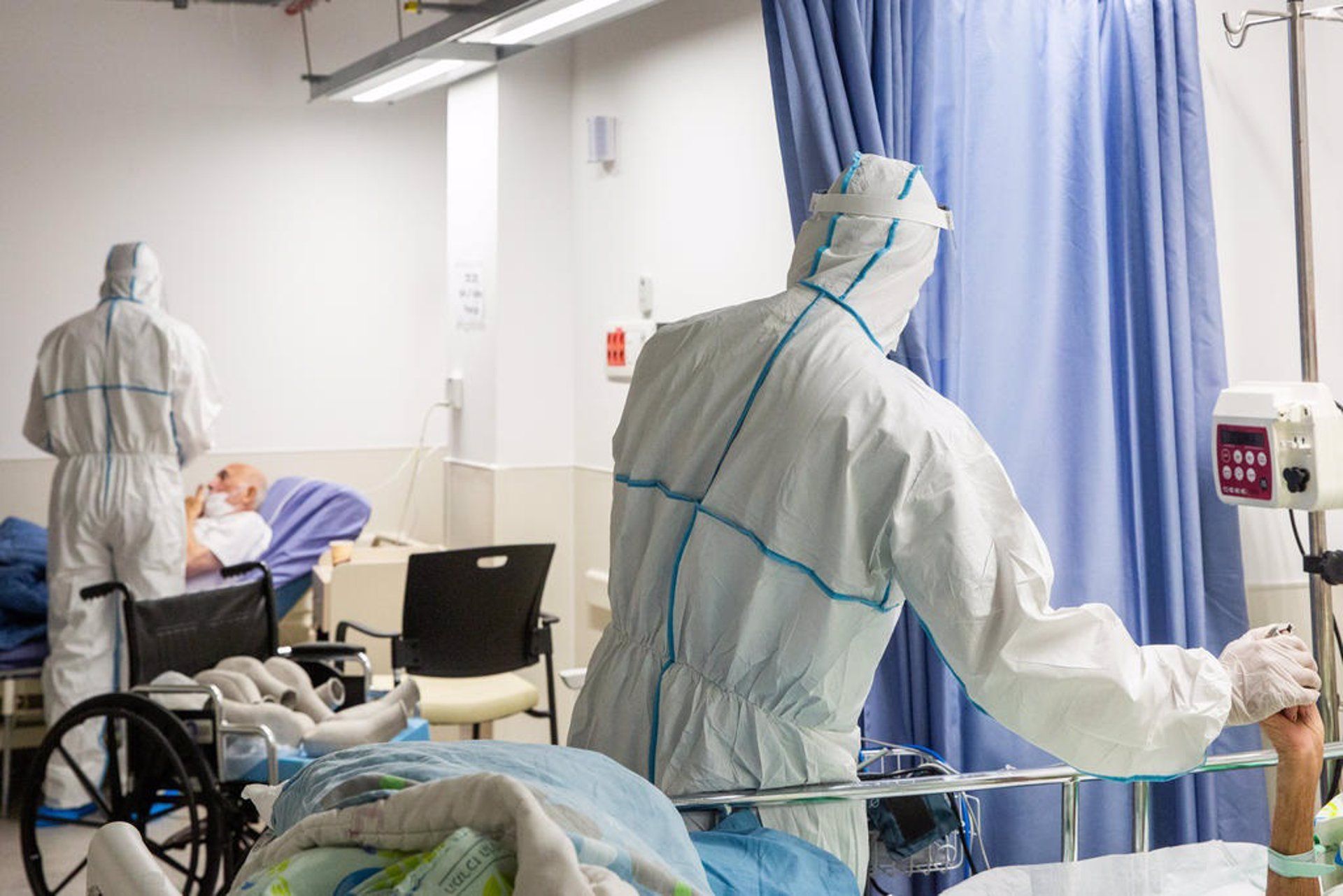 Trabajadores sanitarios con pacientes de COVID 19. | EP