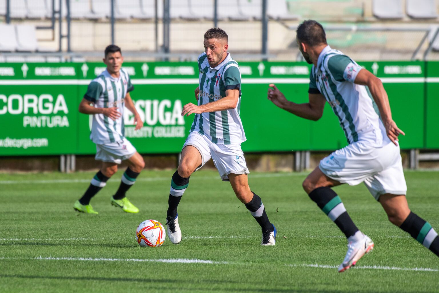 Pep Caballé conduce en una acción de ataque / FOTO Racing Ferrol.