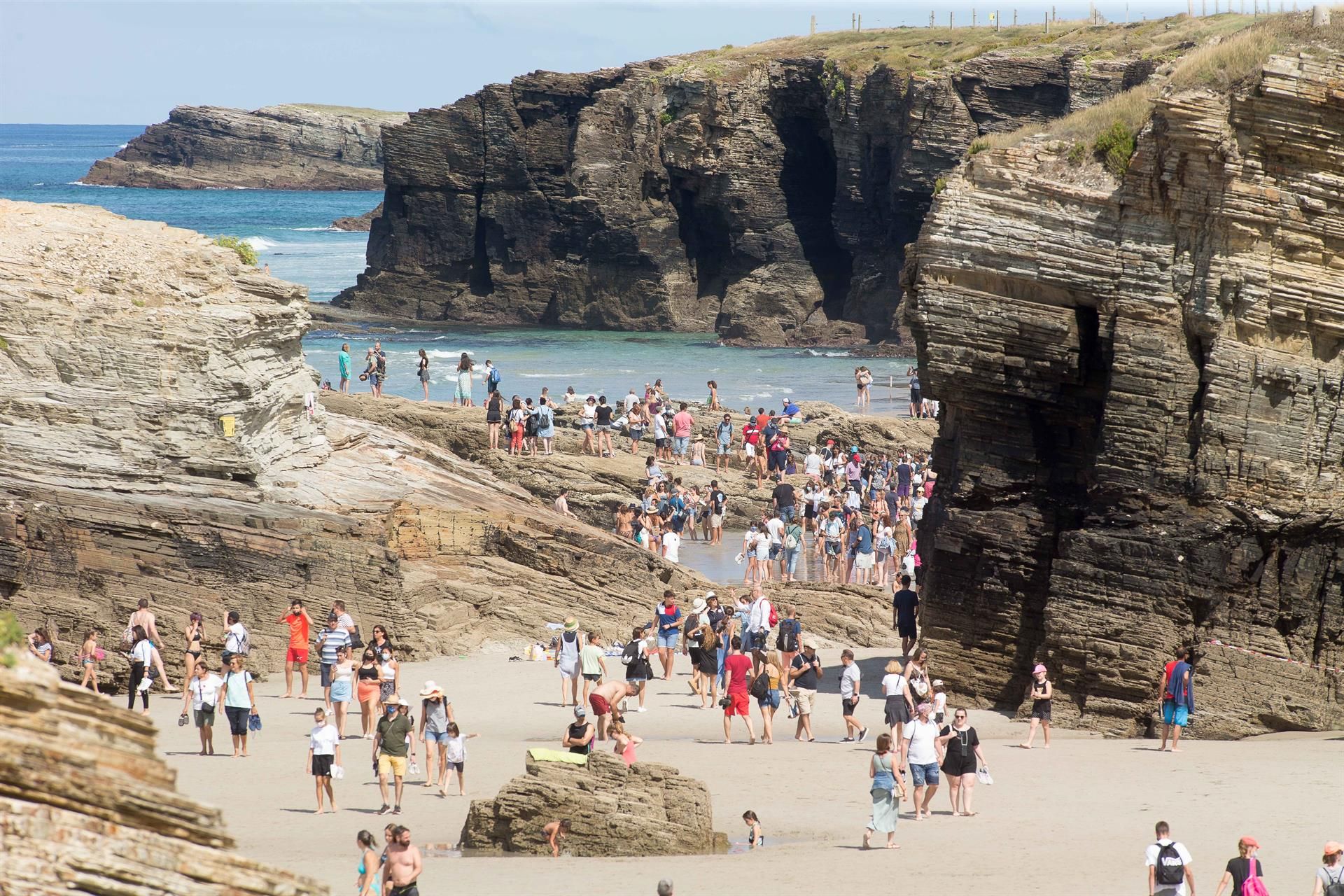 Turistas pasean por la playa de Las Catedrales. | EP