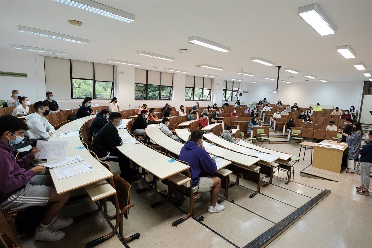 Varios estudiantes en un aula de la universidad. Europa Press