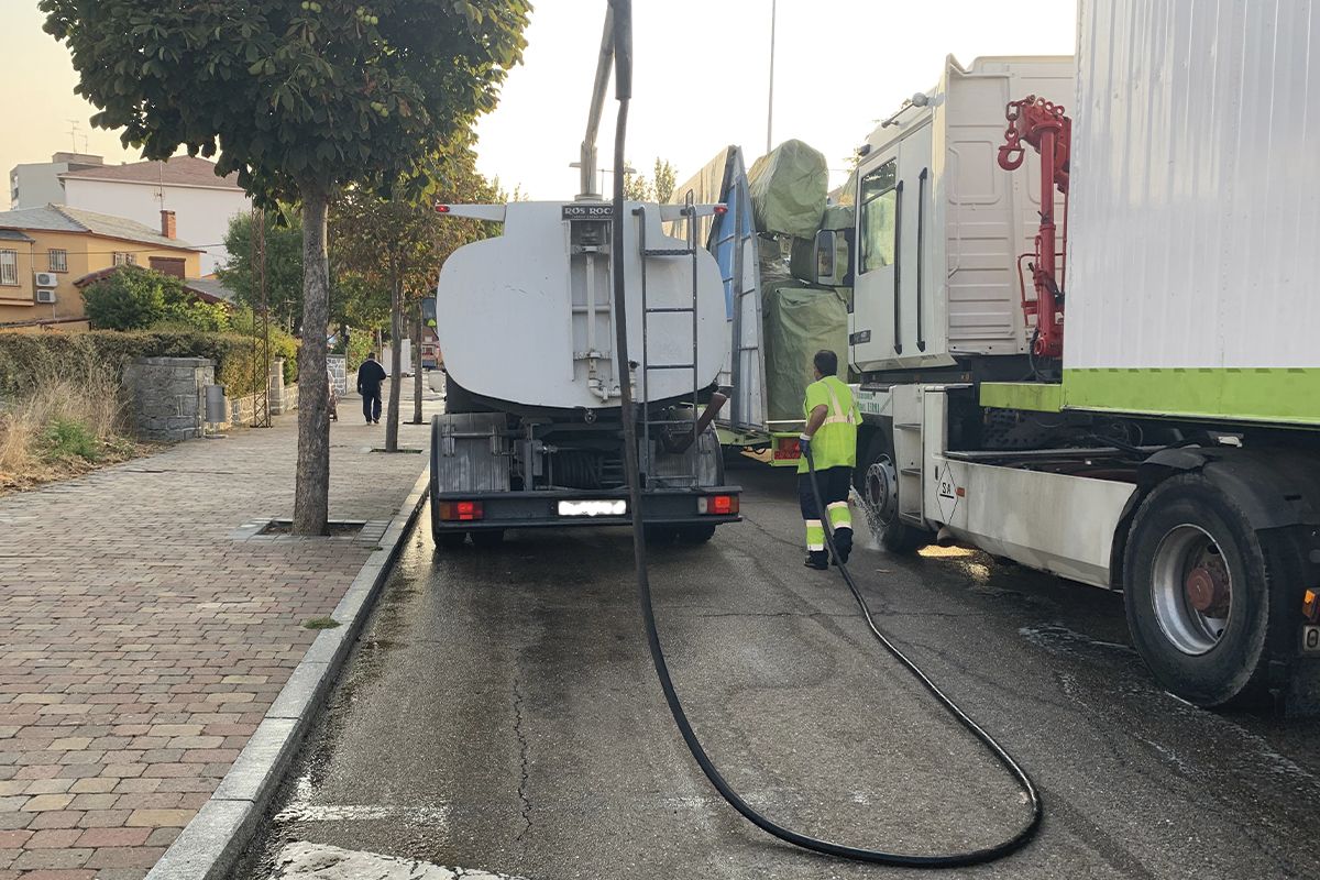 Camión cisterna contratado por el Ayuntamiento de Peñaranda para reforzar la limpieza viaria