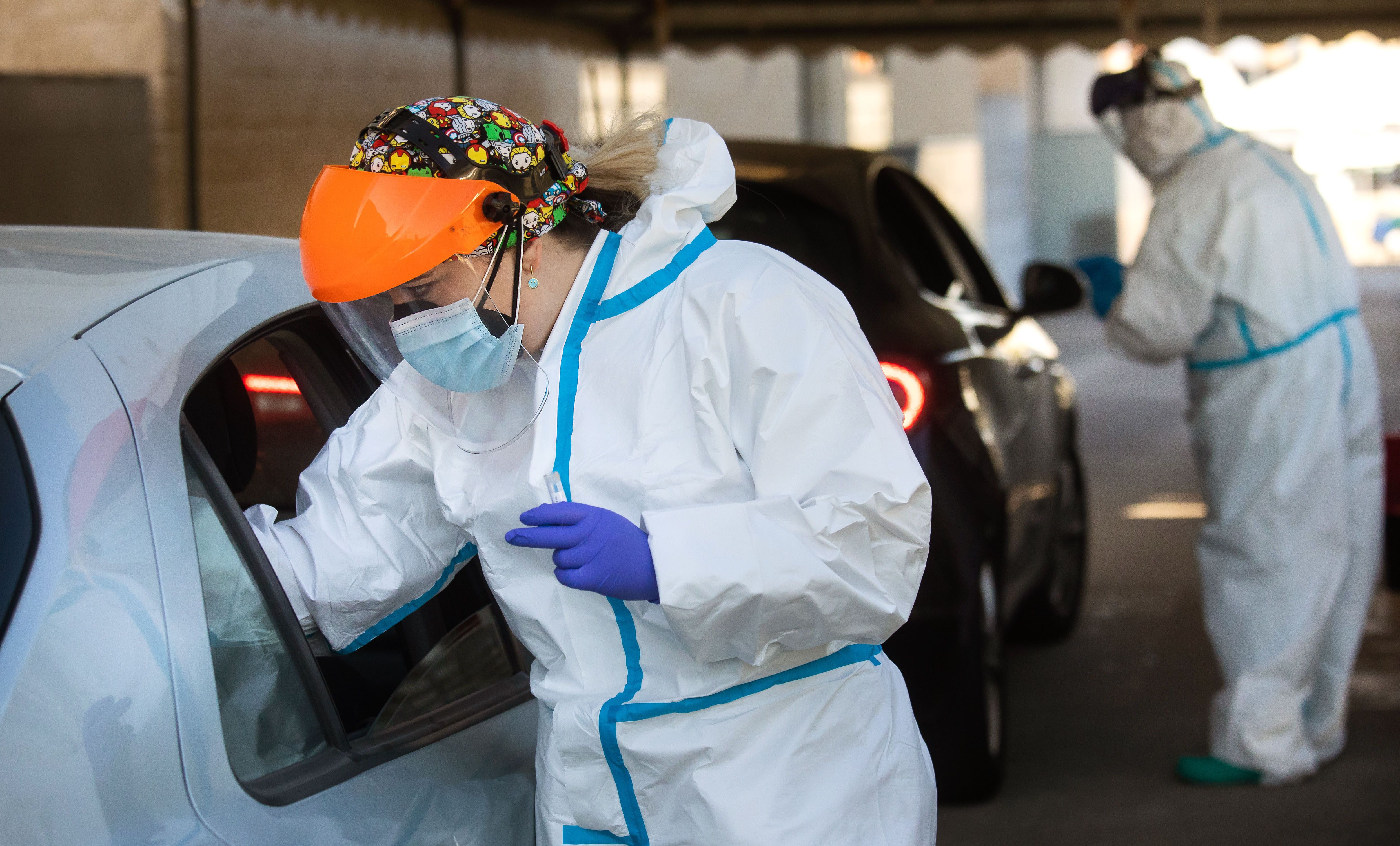 Sanitarios hacen pruebas PCR en el parking del centro de salud de Ciudad Rodrigo. ICAL