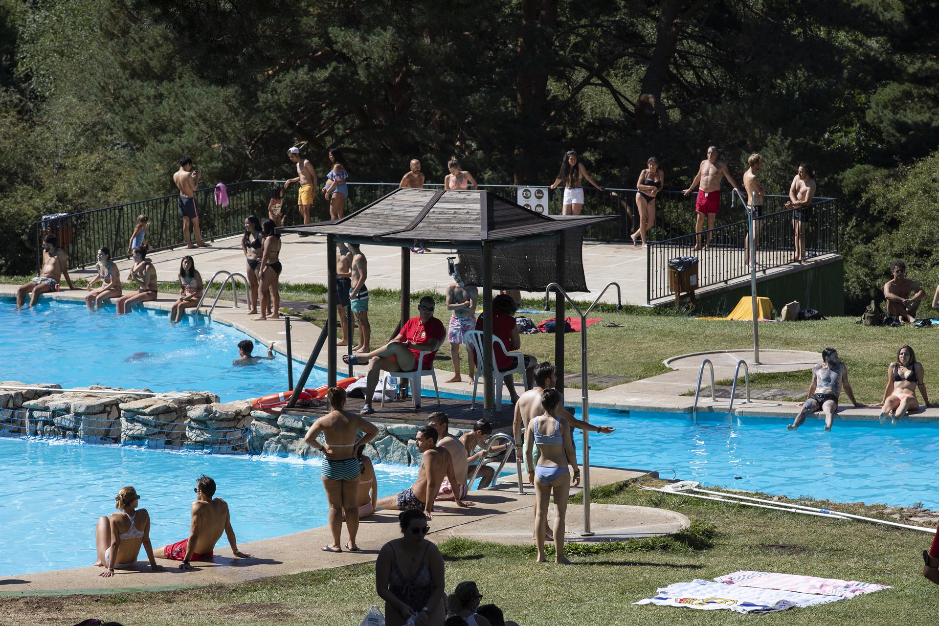 Varias personas disfrutan de un día de ocio en unas piscinas en Cercedilla, Madrid. EP