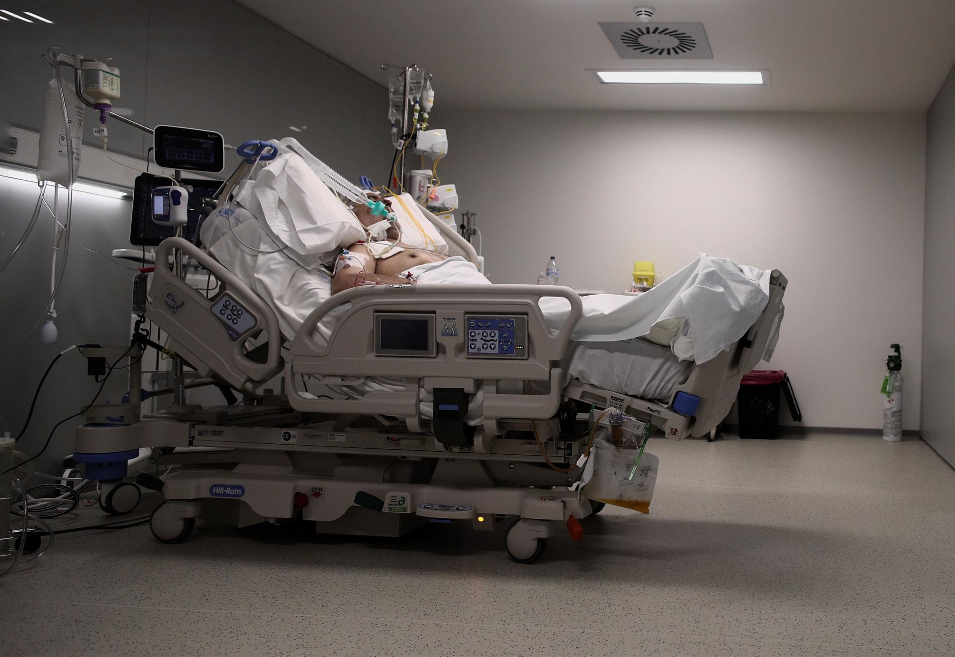 Un enfermo en una cama de la UCI del Hospital de Emergencias Isabel Zendal, Madrid (España), a 20 de enero de 2021. Foto Europa Press