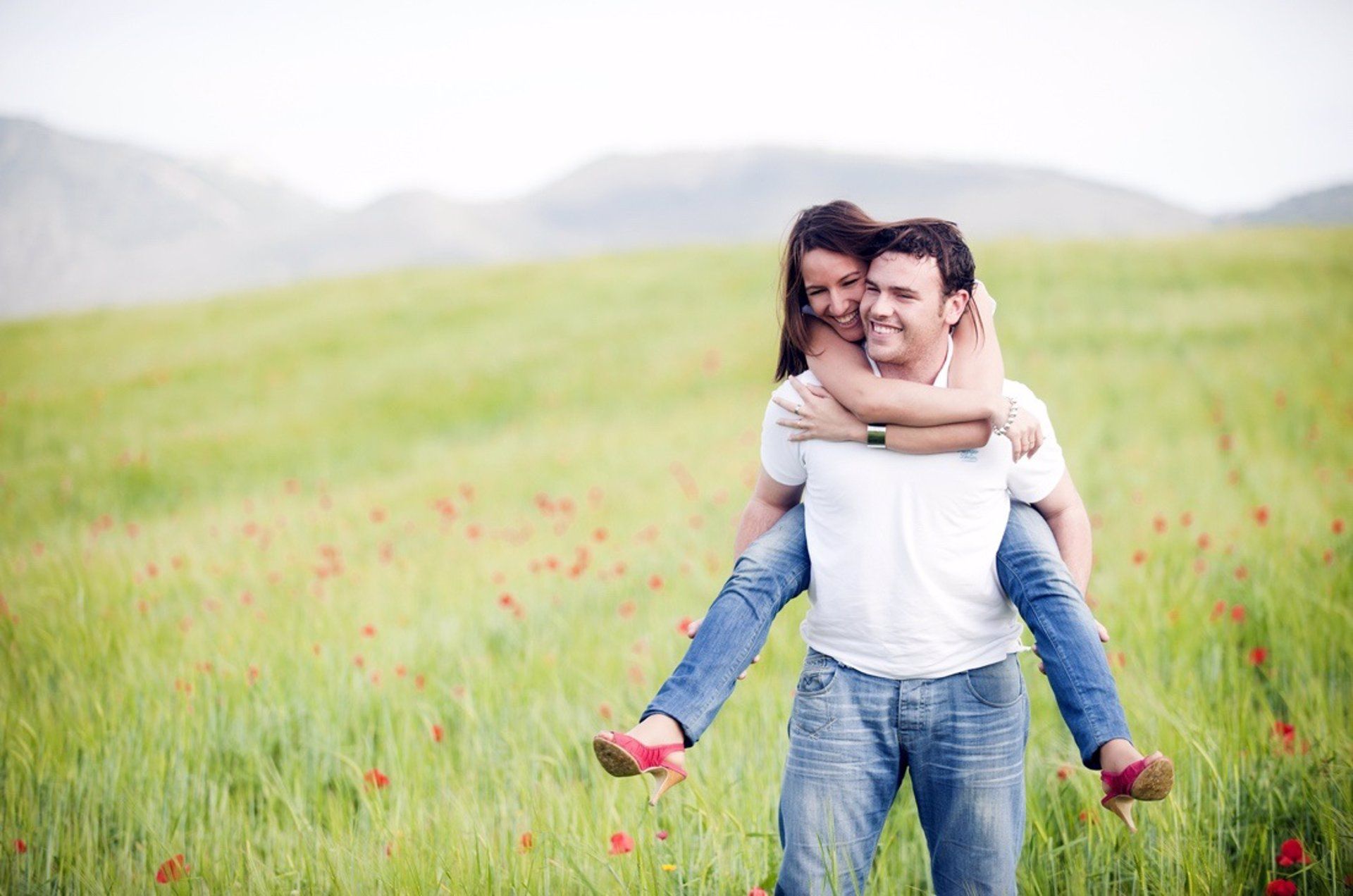 Una pareja en el campo. | EP