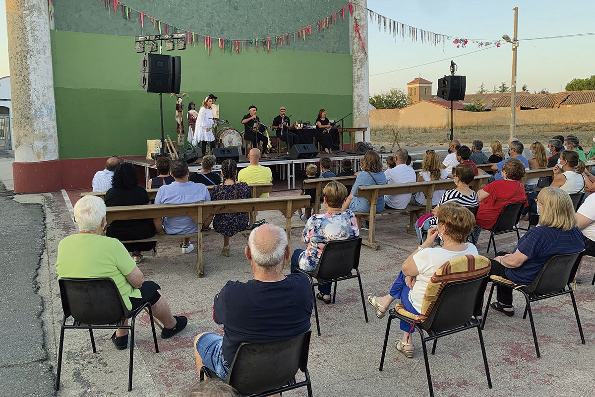 Decenas de vecinos de El Campo han presenciado el concierto del grupo Mayalde