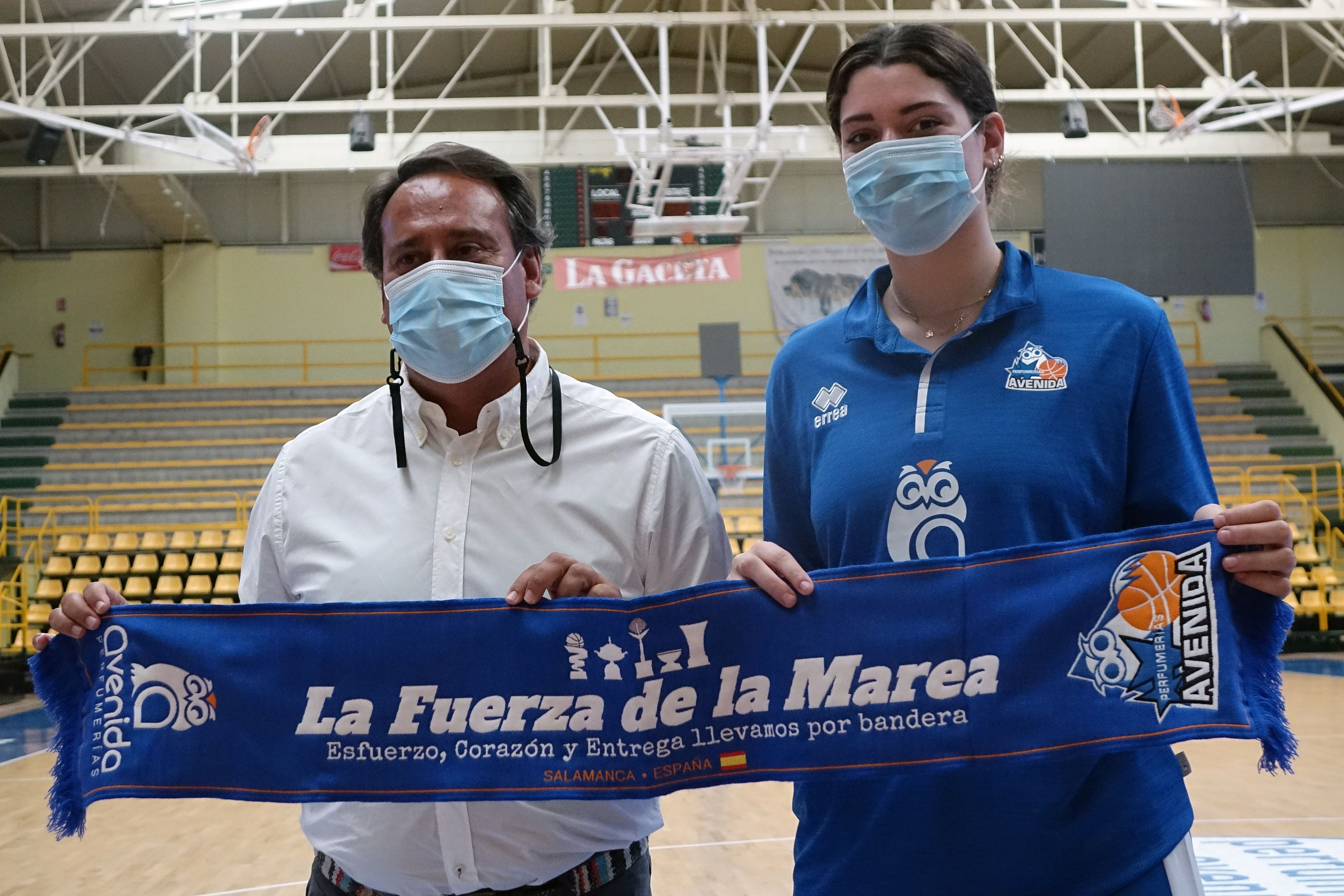 Jorge Recio y Mariella Fasoula, durante la presentación oficial de la jugadora