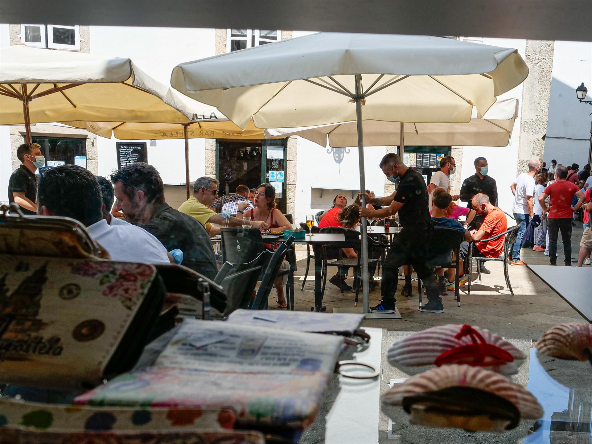 Personas sentadas en una terraza | Fotografía EP