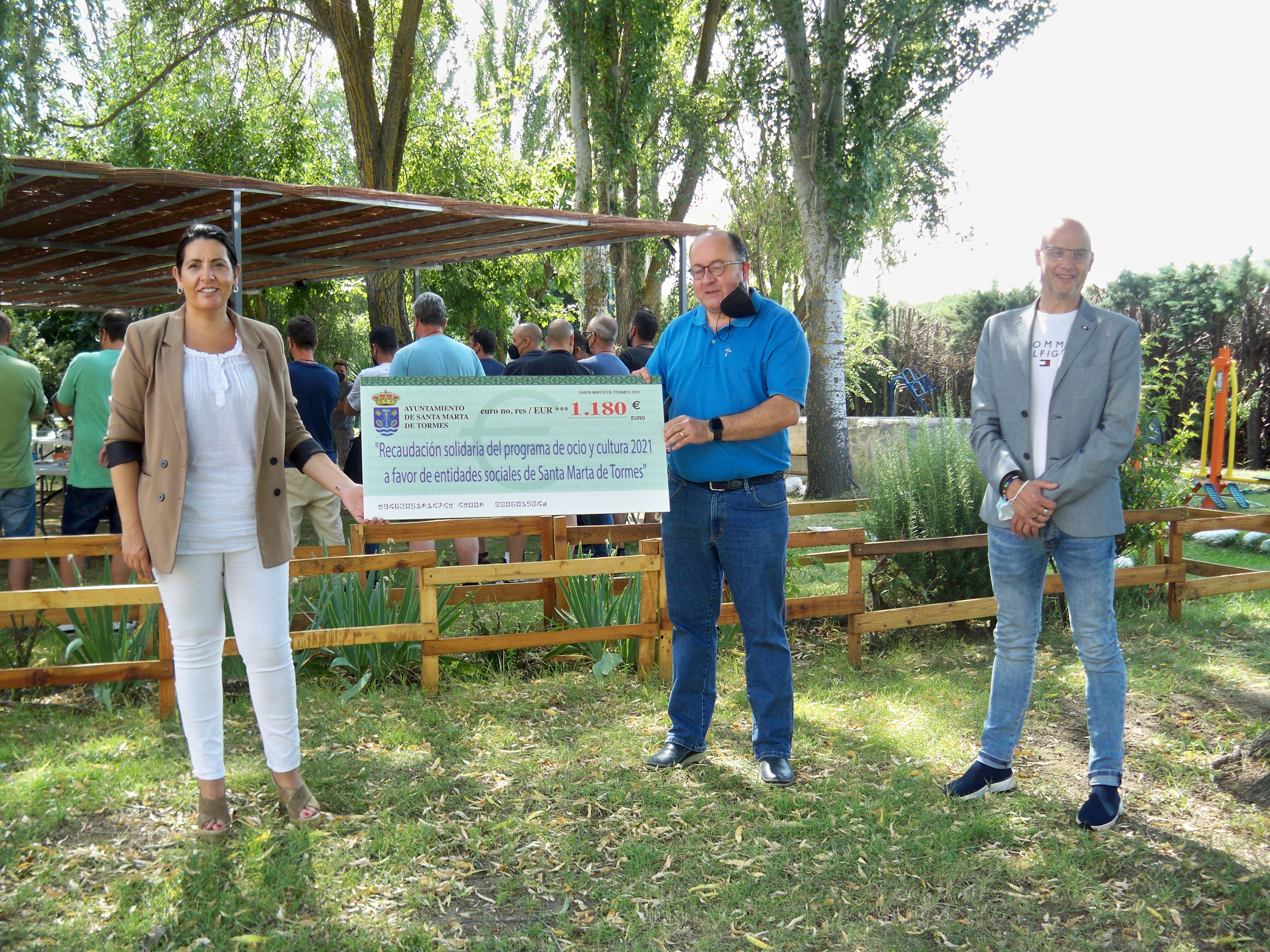 Entrega del cheque a proyecto hombre