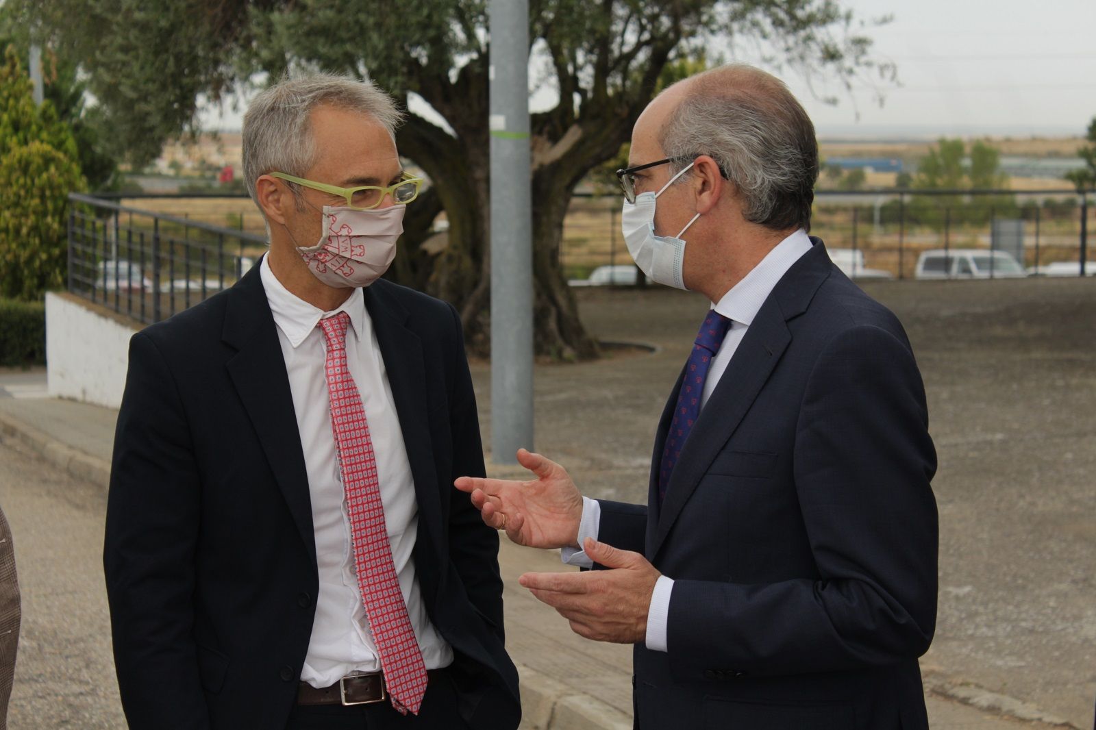 El rector de la Universidad, Ricardo Rivero, junto al presidente de la Diputación, Javier Iglesias