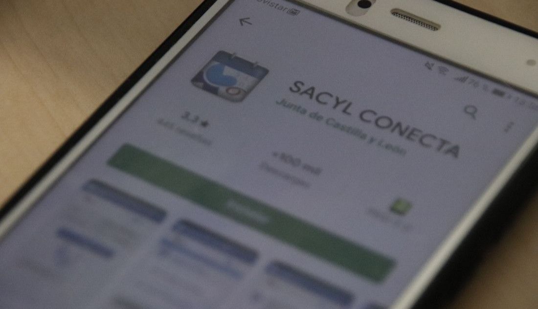 Un dispositivo móvil con la aplicación Sacyl Conecta, imagen recurso