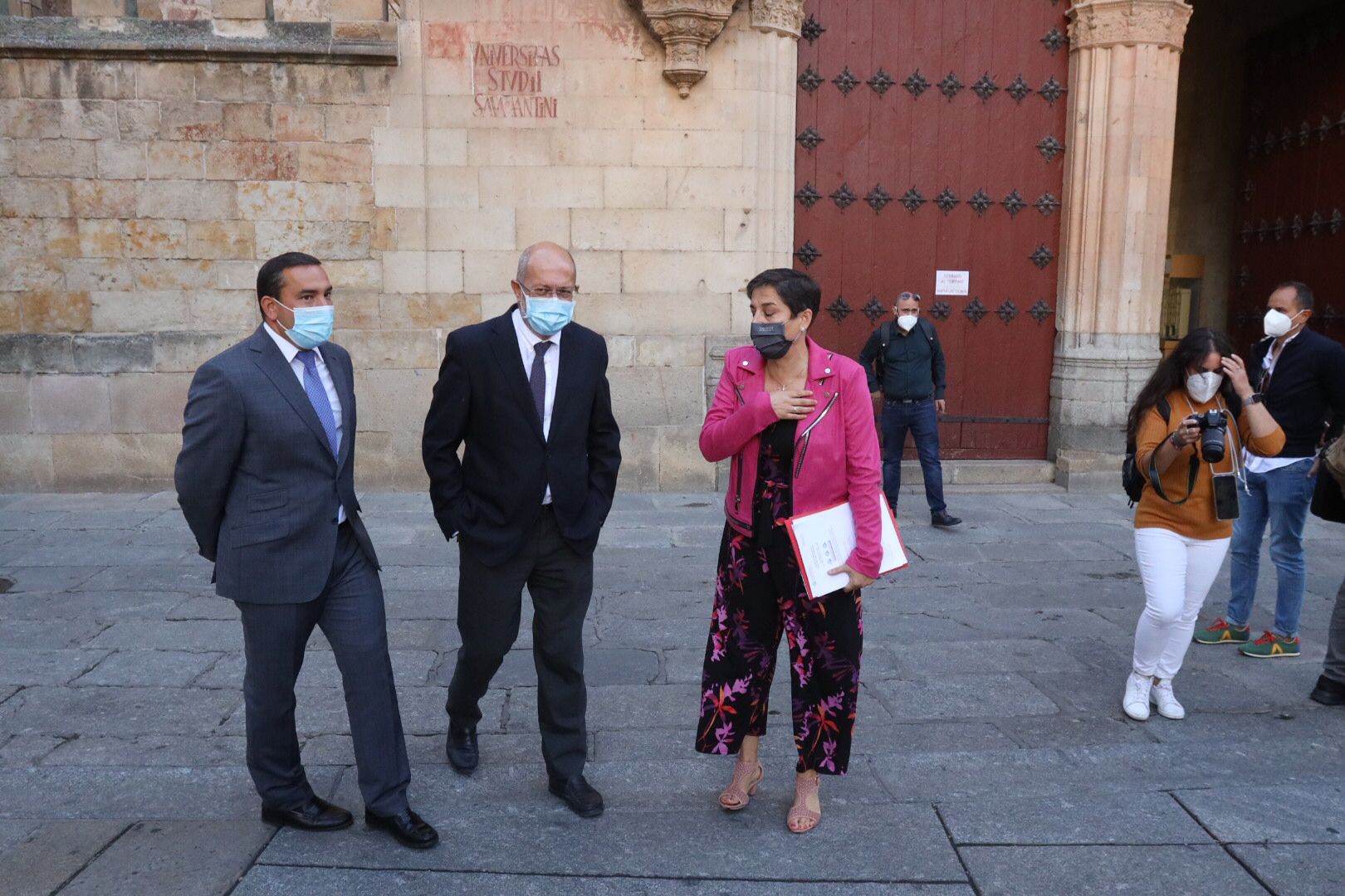 El vicepresidente de la Junta acompañado por el delegado territorial en Salamanca a su llegada a la Universidad