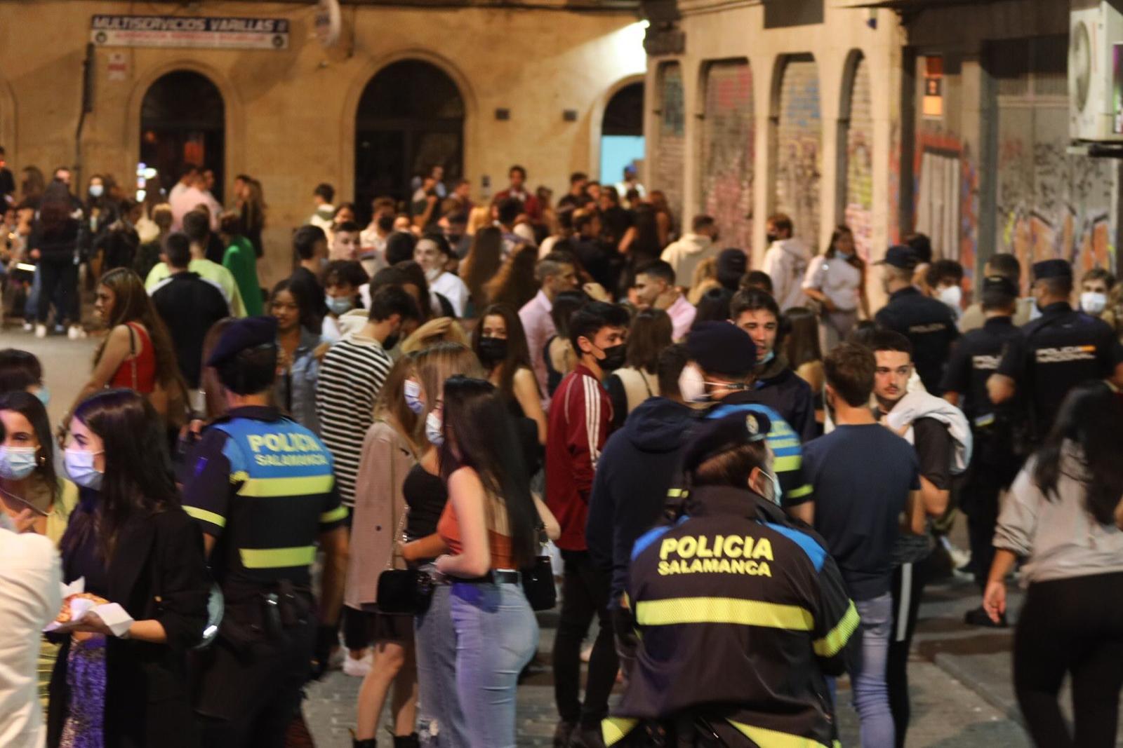 La Policía Local durante una intervención reciente en la noche salmantina