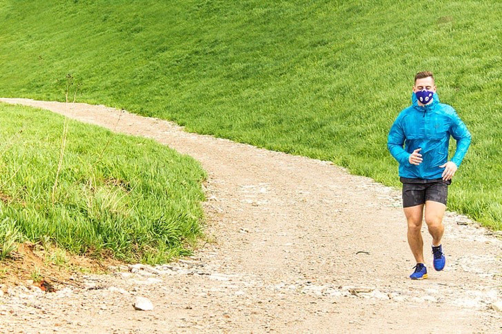 Un hombre realiza ejercicio. | EP