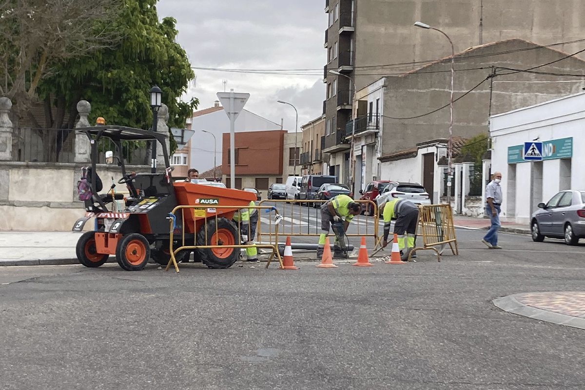 Operarios municipales del Ayuntamiento de Peñaranda preparando los rebajes de aceras en la calle Nuestra Señora