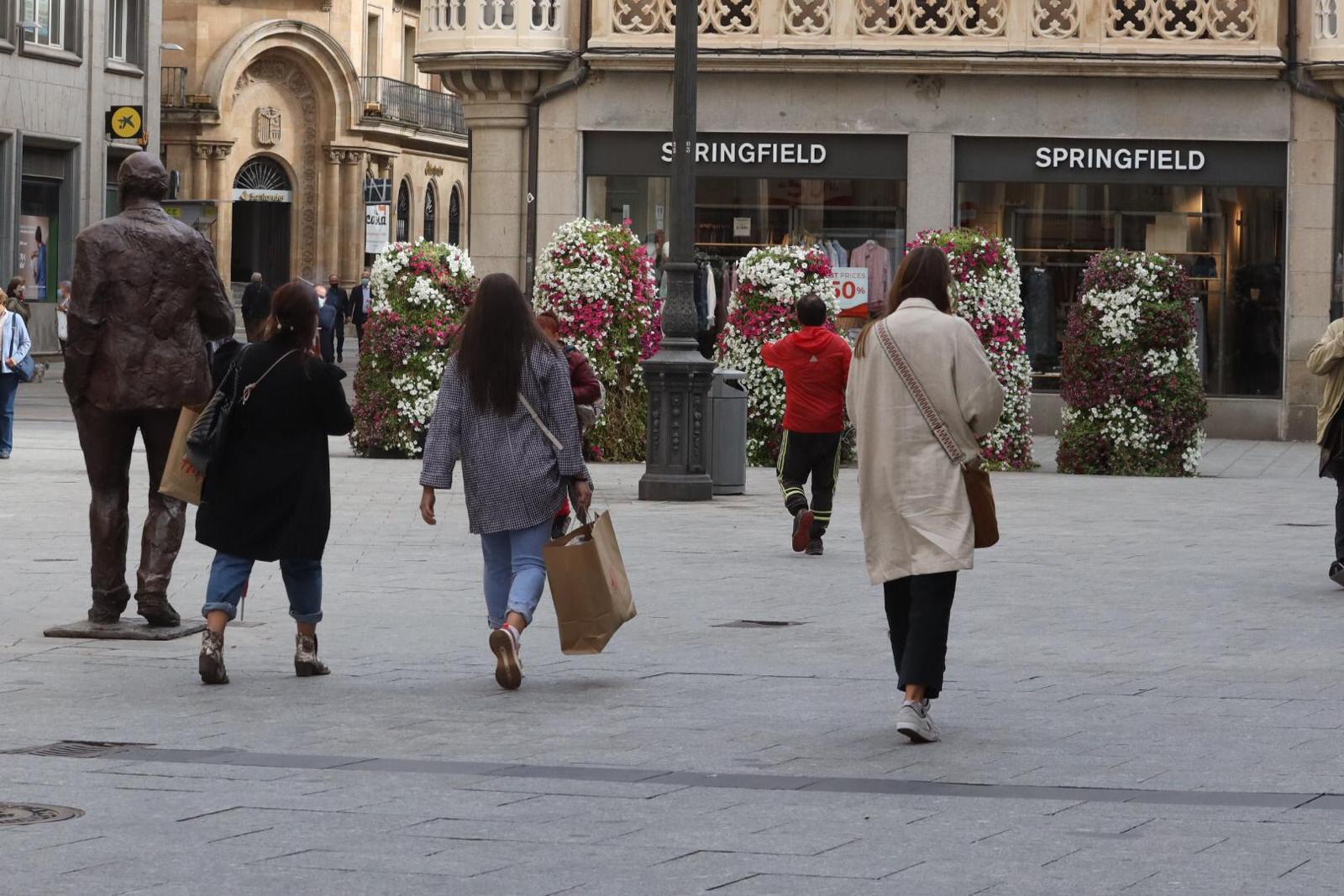 Personas pasean por Salamanca en el comienzo del otoño