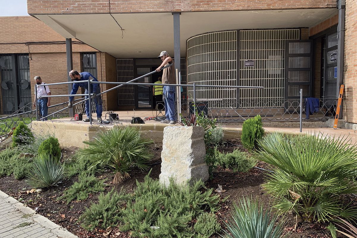 El Ayuntamiento ha colocado una barandilla en la rampa construida para acceder al centro de ocio juvenil de Peñaranda