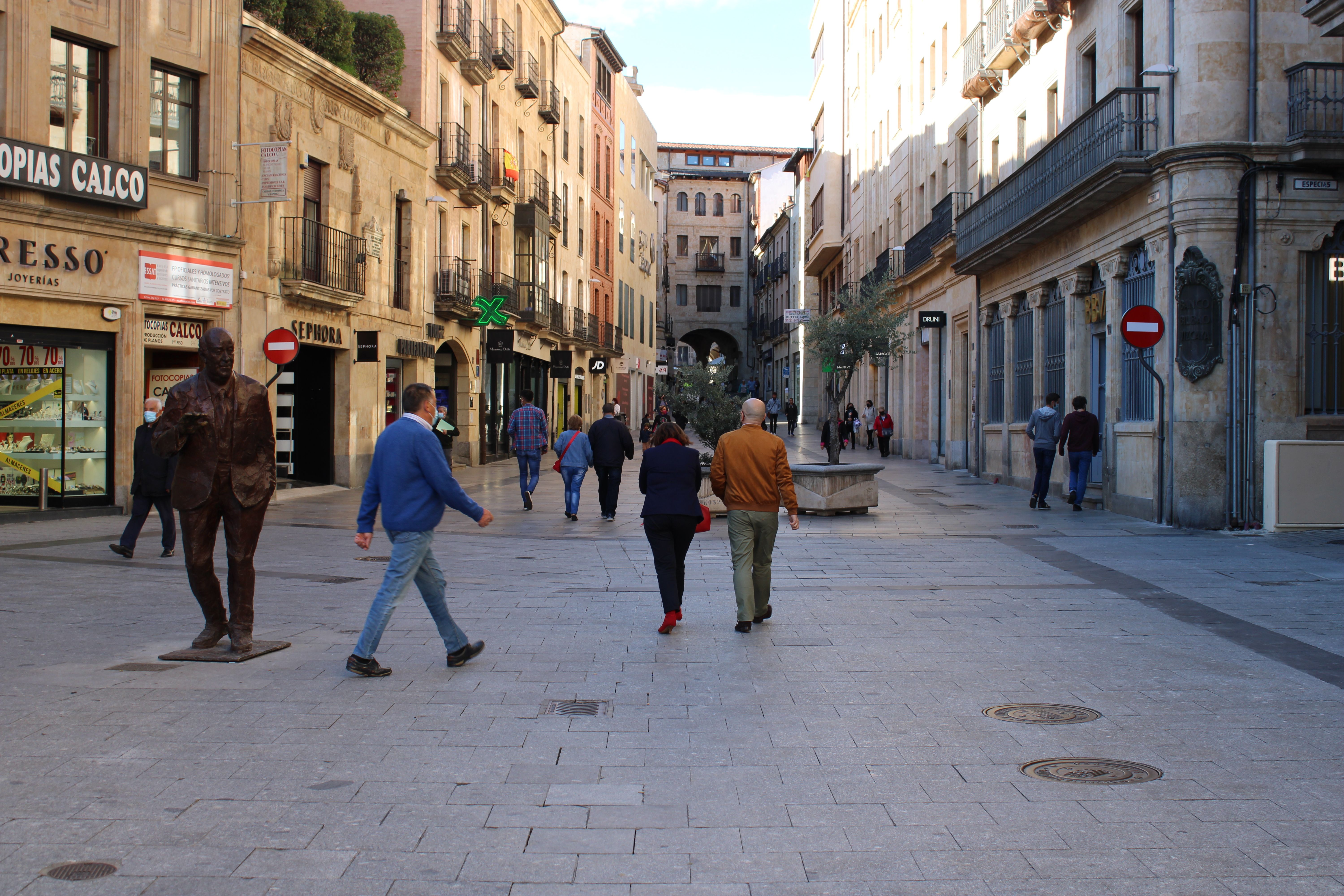 Gente paseando por Salamanca