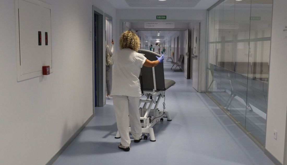 El Hospital de Salamanca reafirma que entre las tareas de las TCAE está trasladar los carros de comida, igual que se hace en otros 25 hospitales del país