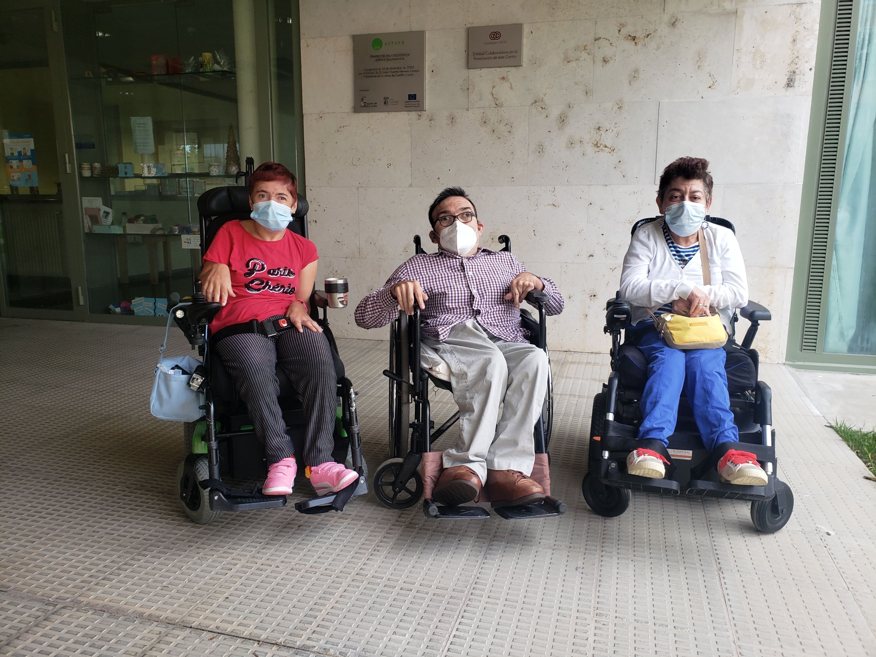 Olalla, Pedro y María Eugenia, a la entrada del centro Entrecaminos donde residen