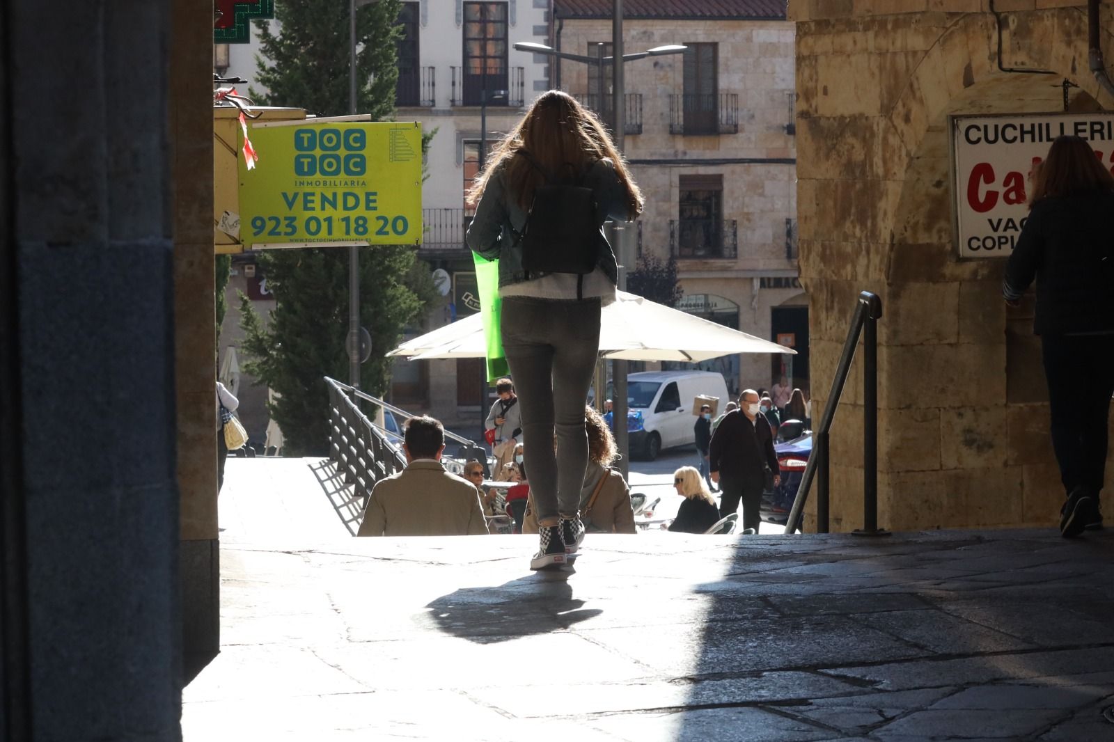 Una joven saliendo por la Plaza Mayor