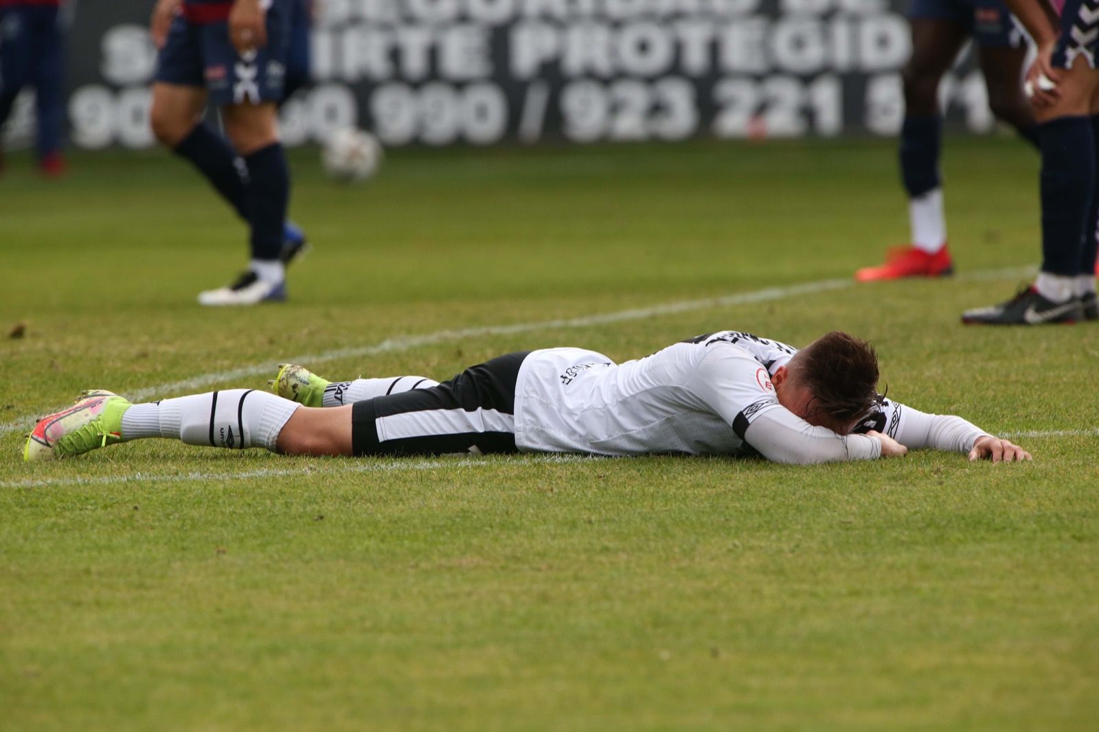 Un jugador del Salamanca CF UDS, en el suelo / FOTO SALAMANCA24HORAS.COM