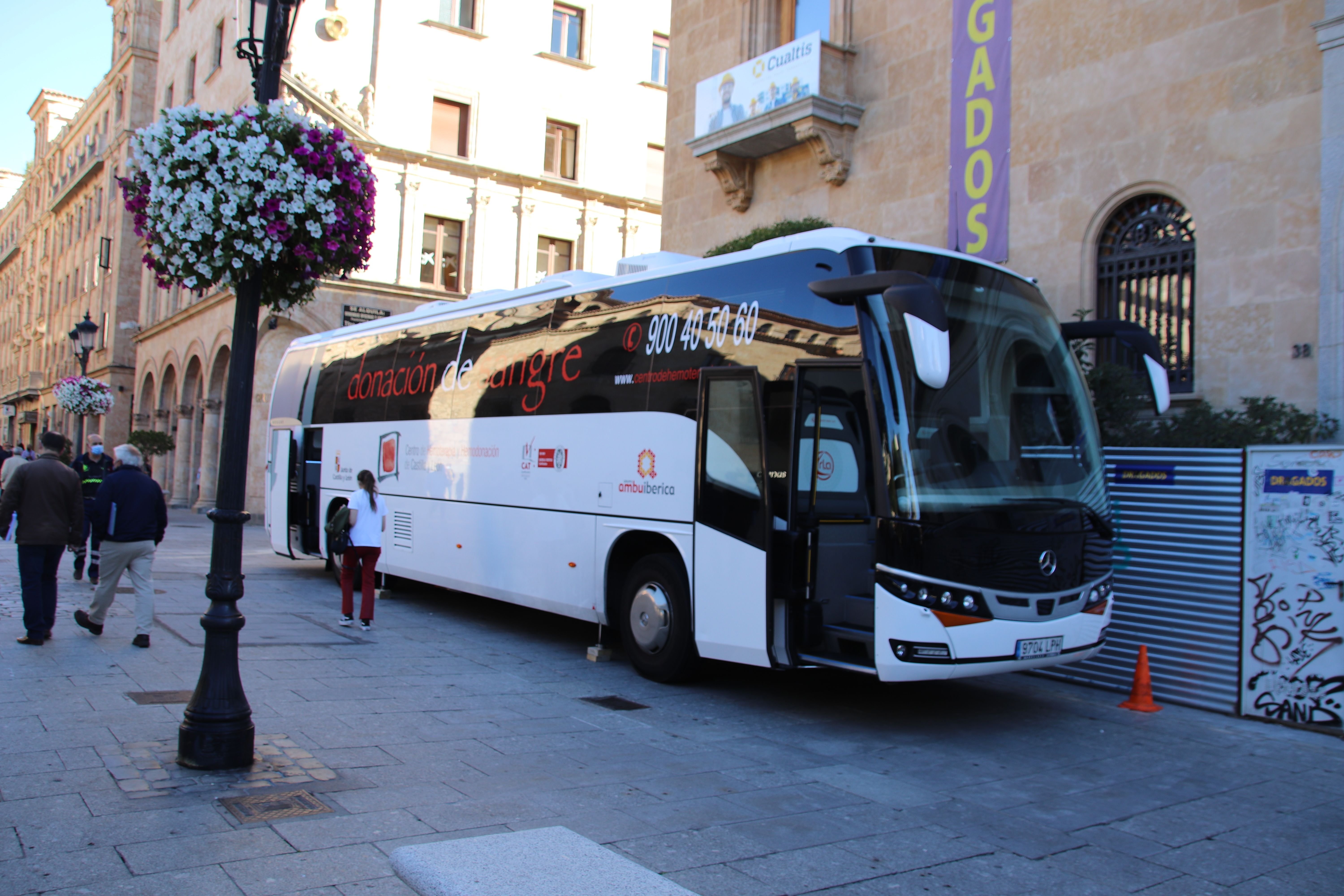 Autobús donación de sangre en la plaza de los Bandos 