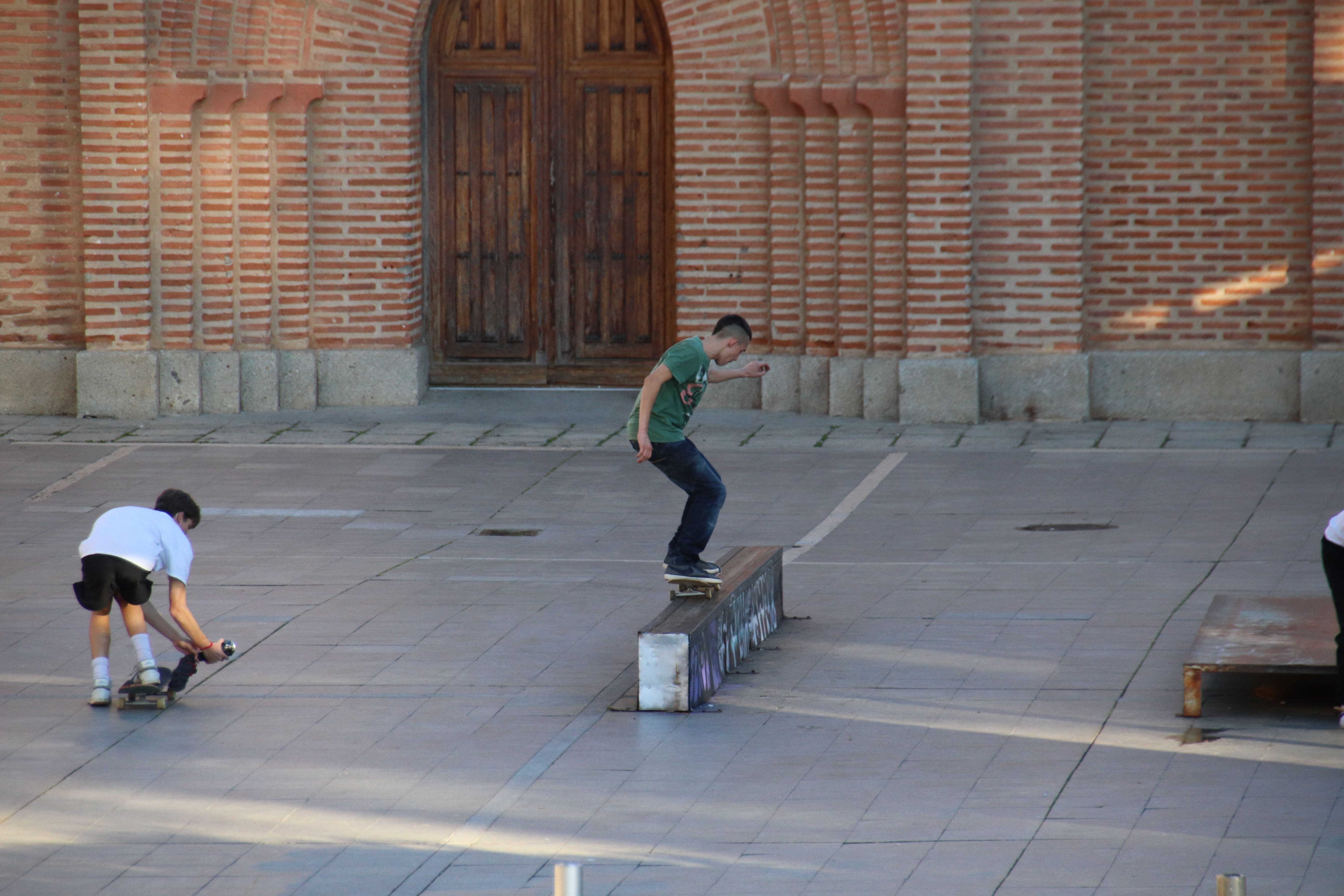 Varios jóvenes practican skate en Salamanca. 