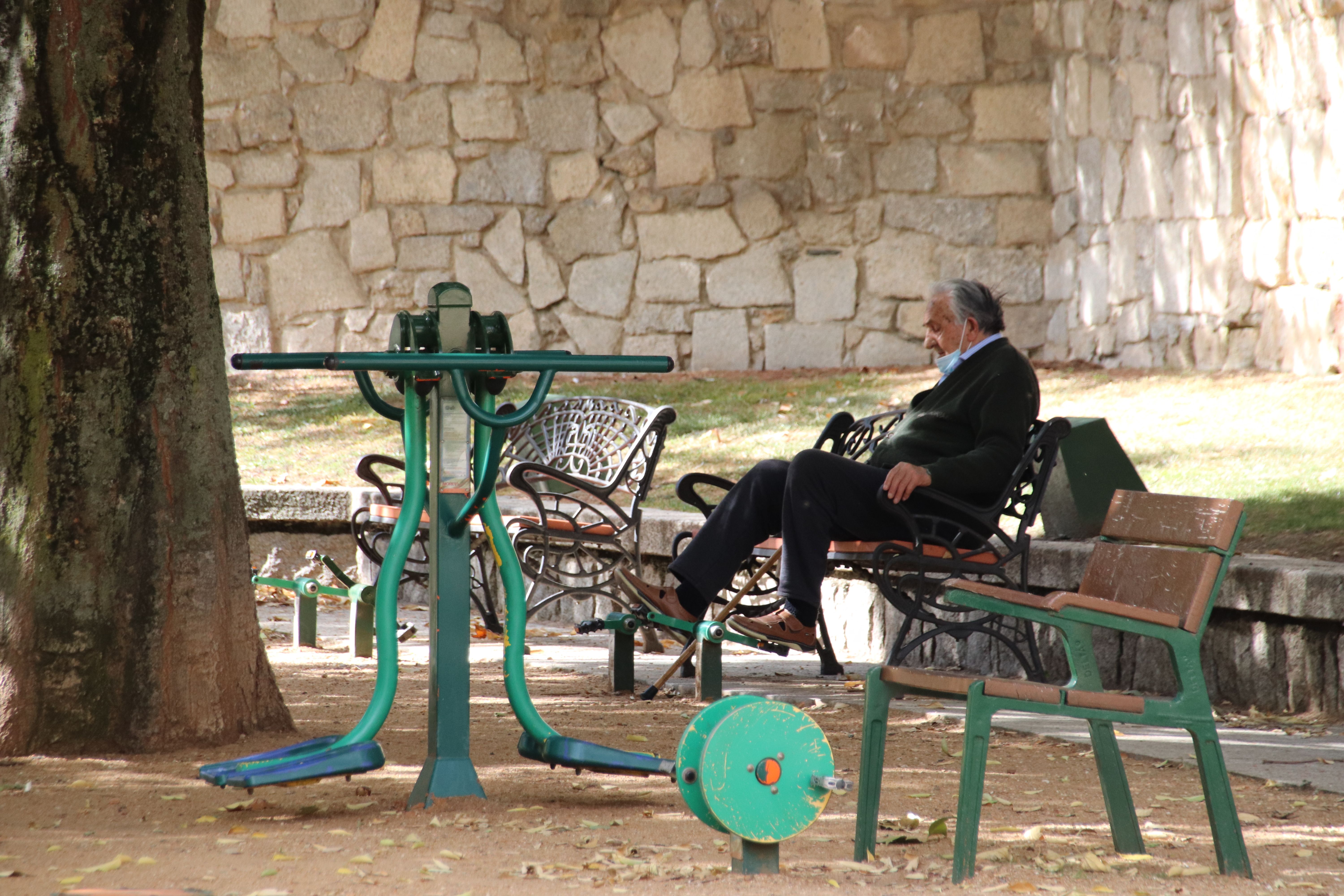 Persona mayor haciendo deporte en el Campo de San Francisco en otoño