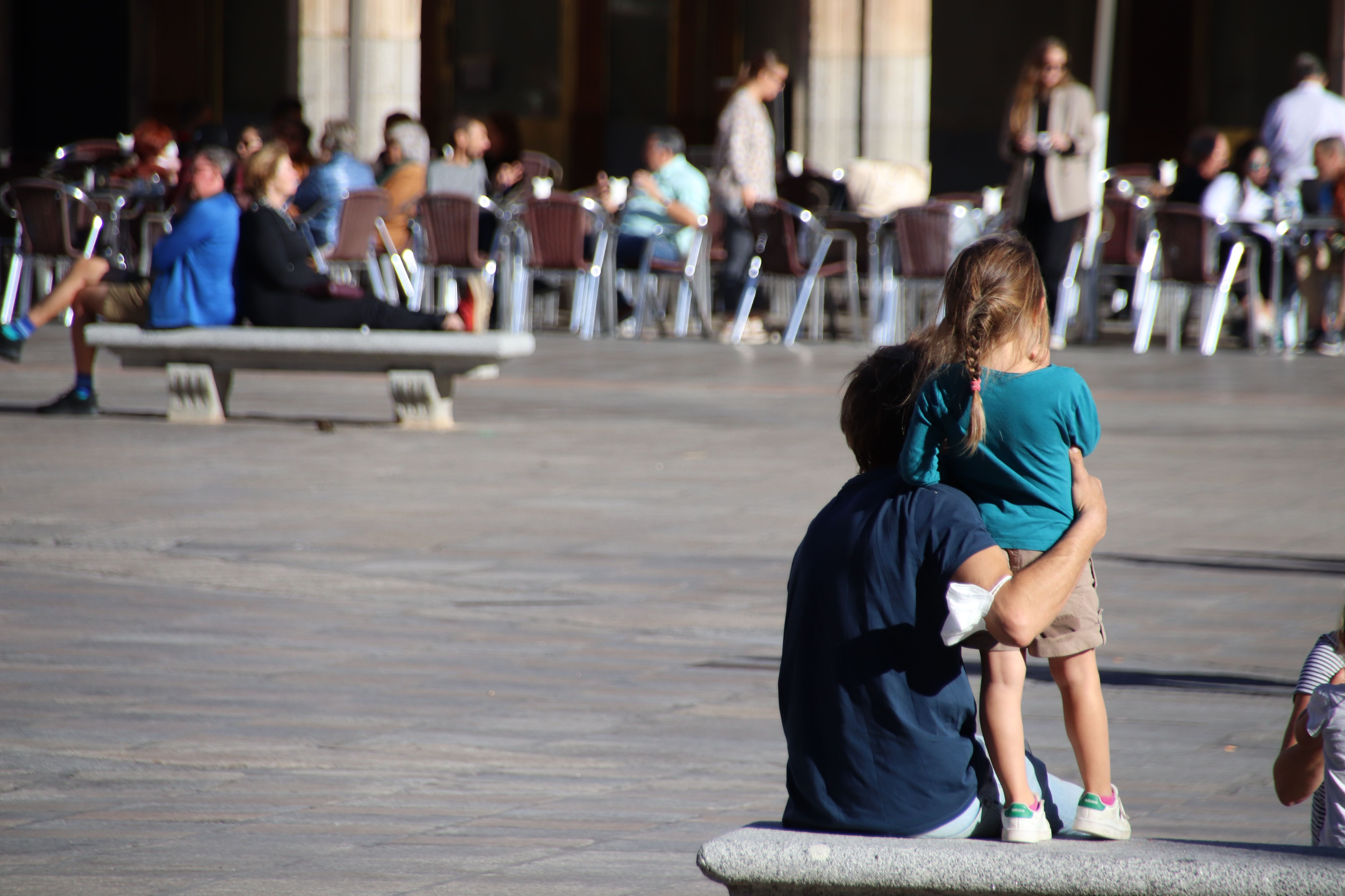 Ciudadanos en otoño en la Plaza Mayor de Salamanca 