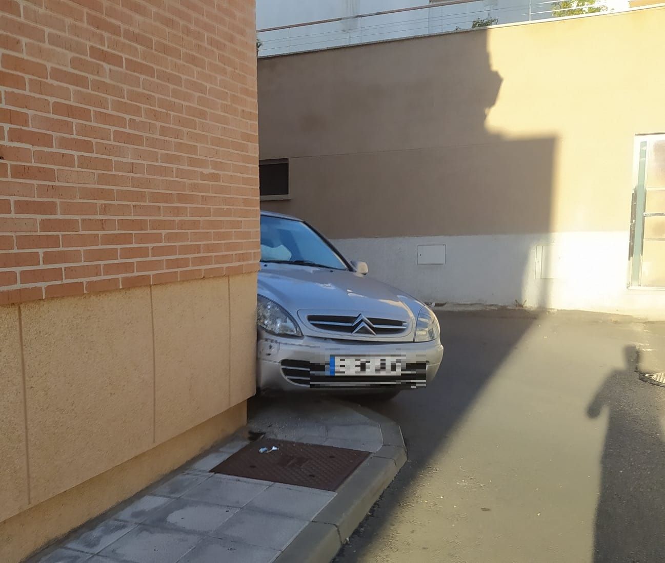 Choque de un coche en Cabrerizos | Foto: Samuel Mellado