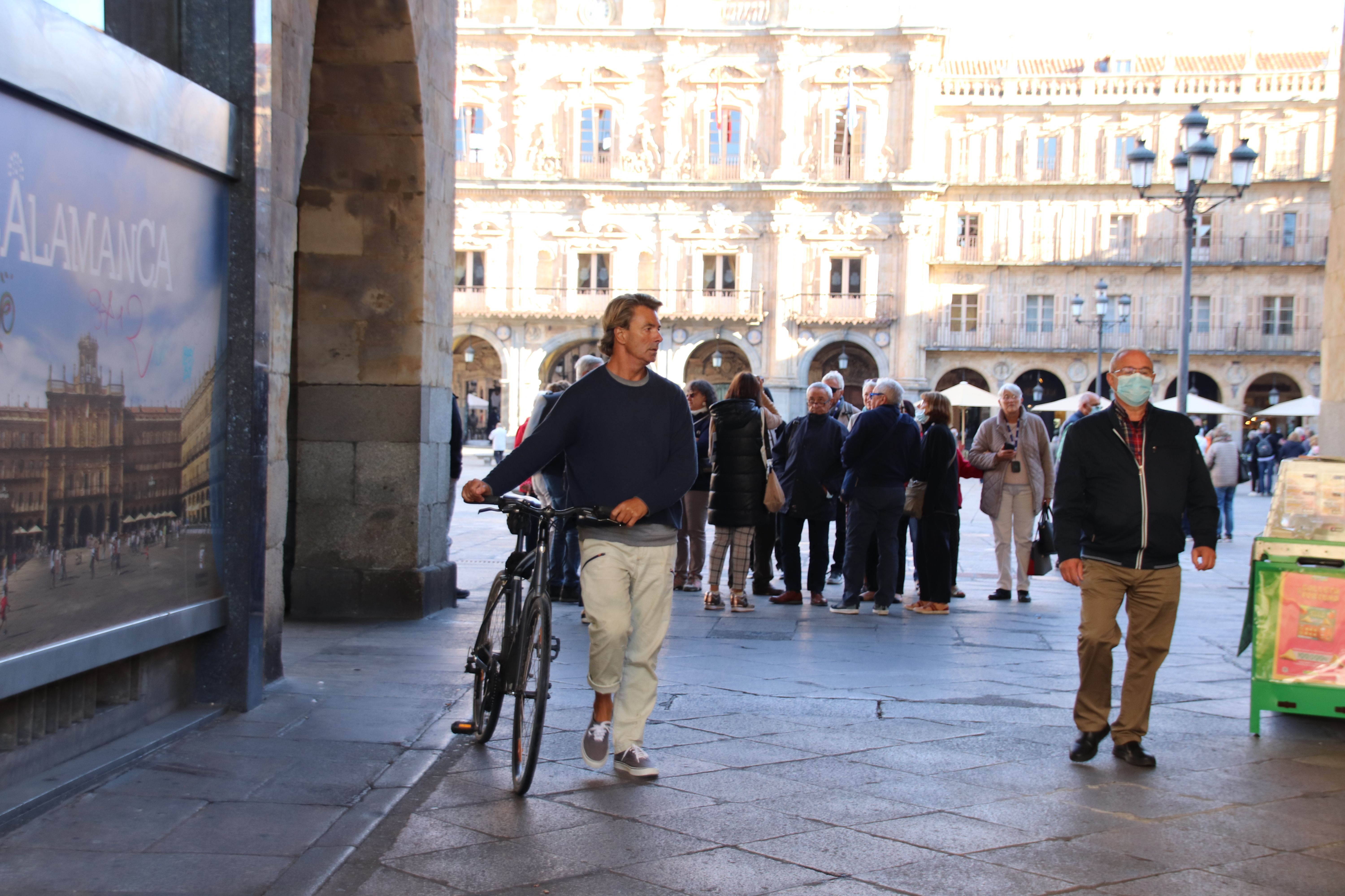 Gente paseando por las calles de Salamanca en otoño