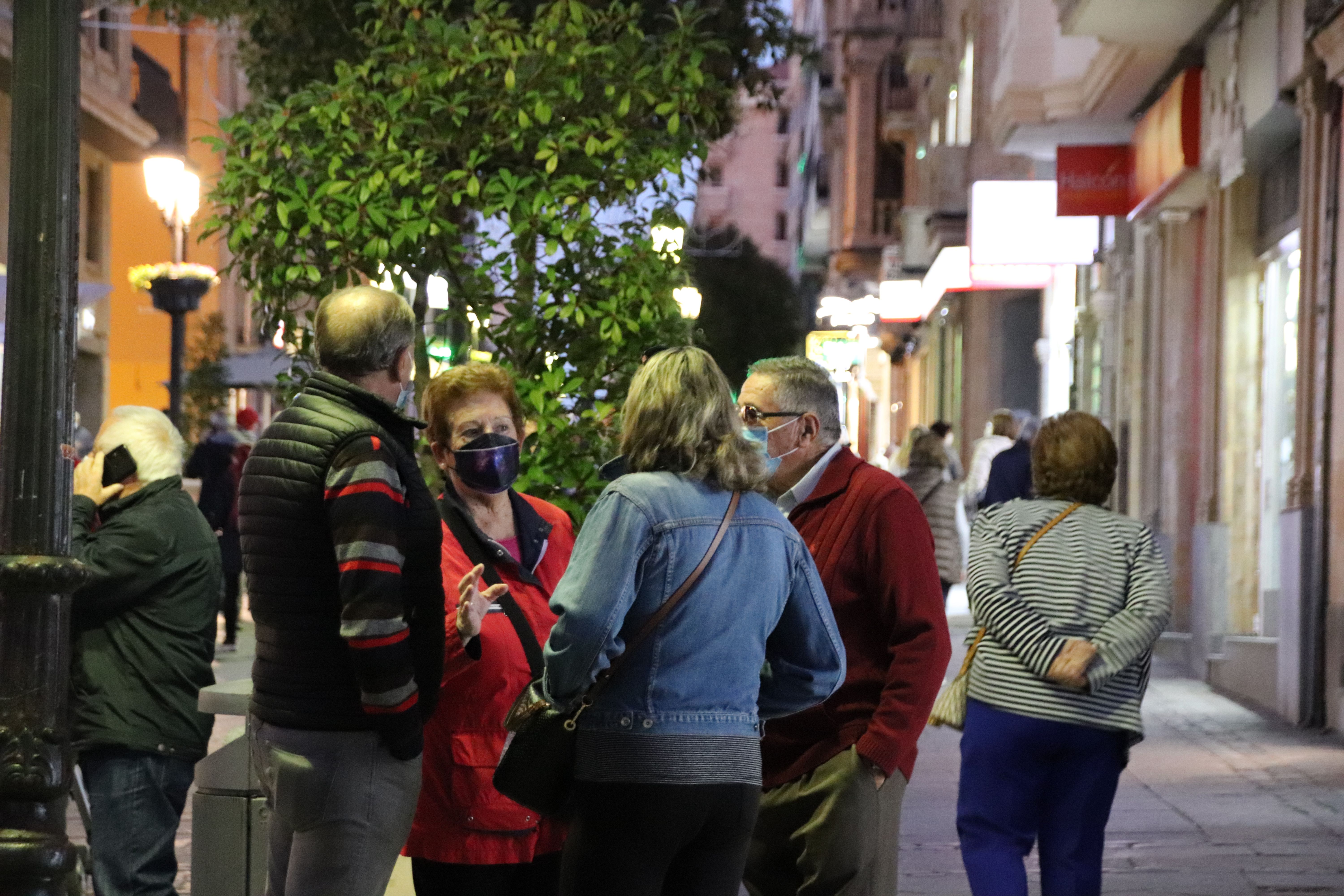 Gente paseando por la Calle Zamora en otoño