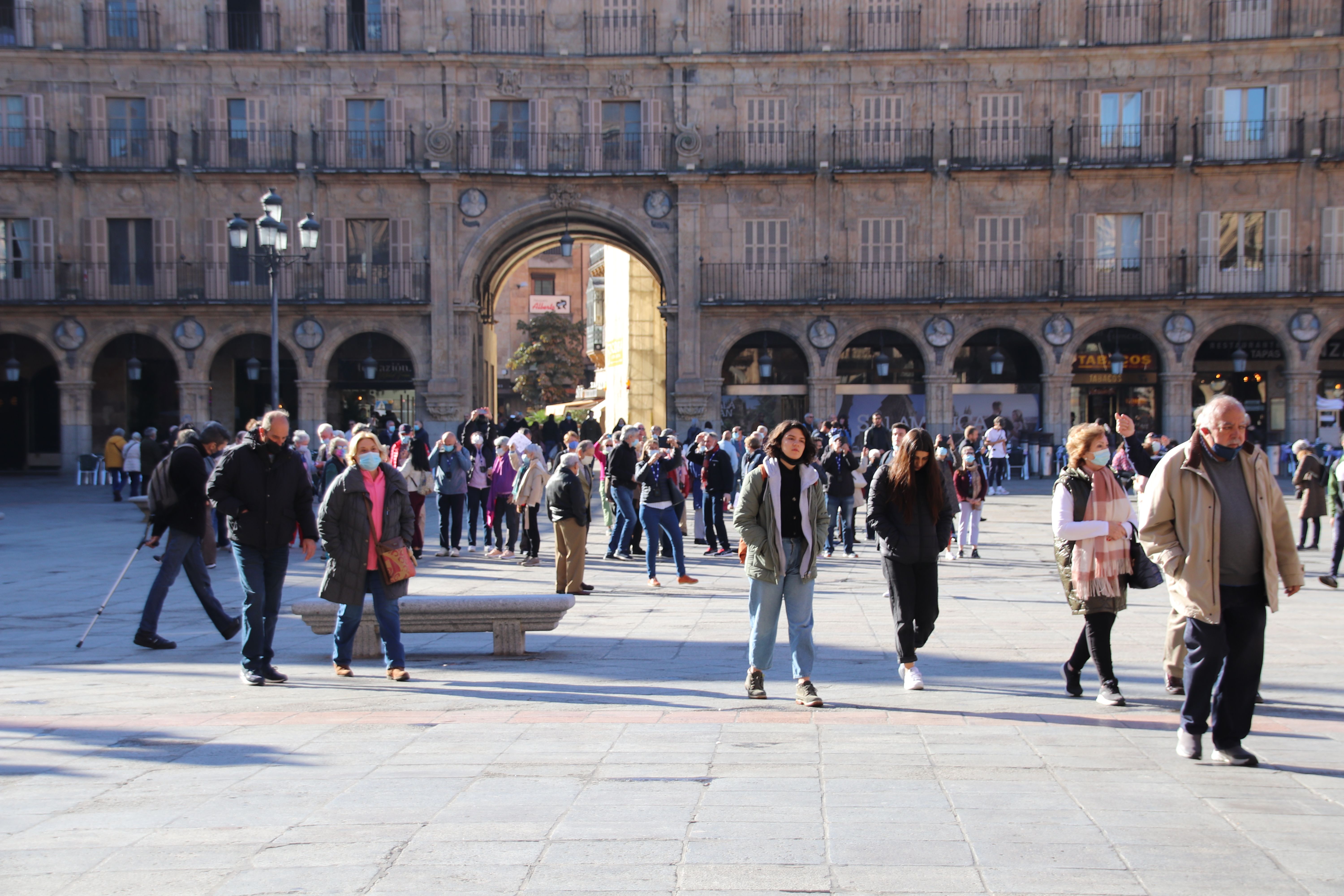 Gente paseando por la Plaza Mayor 