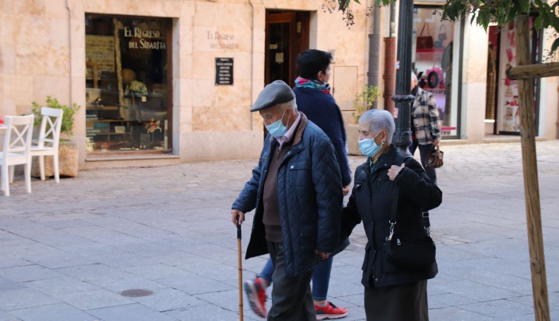 Personas mayores paseando por la Calle Zamora