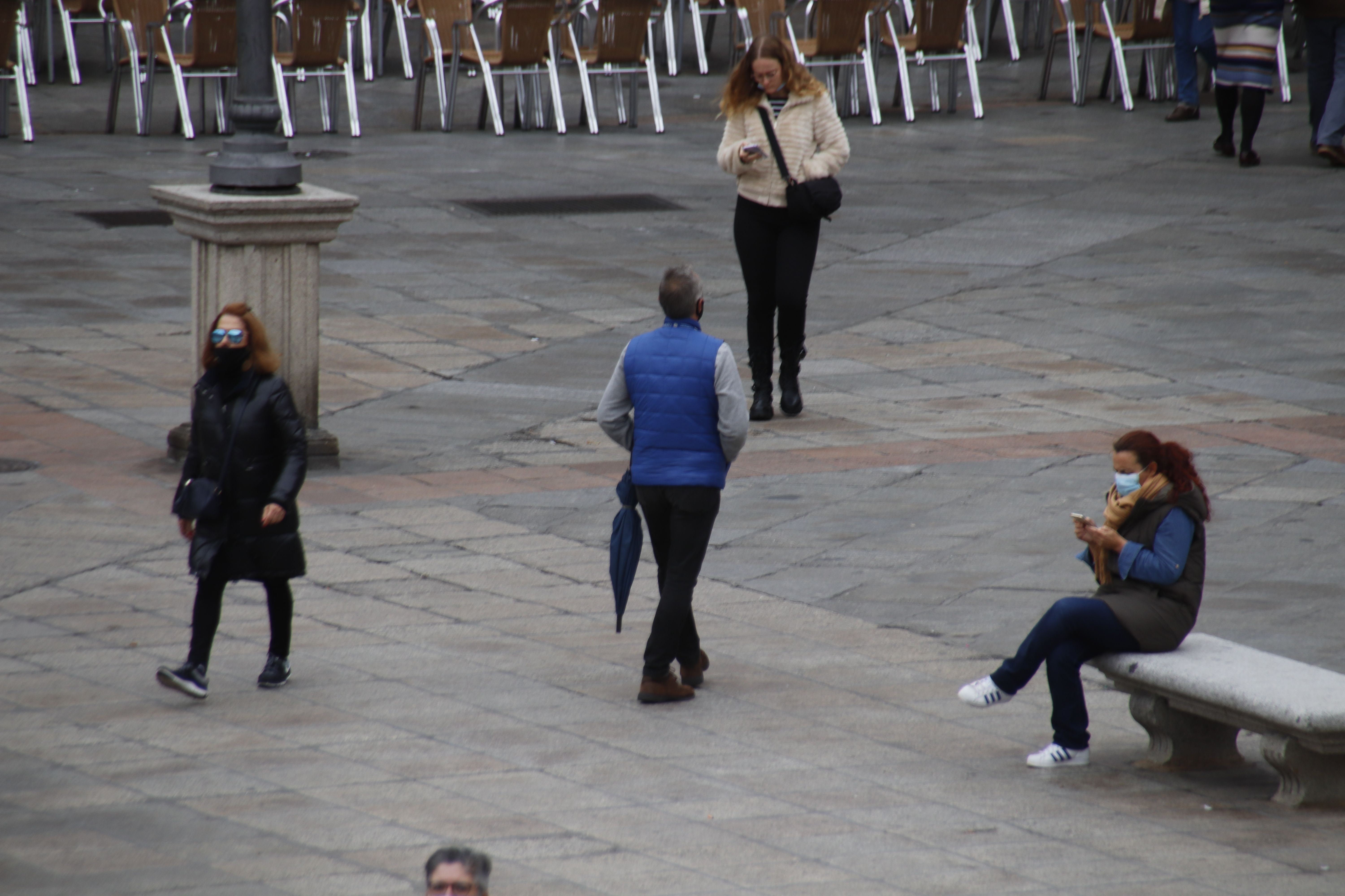 Gente paseando por la Plaza Mayor